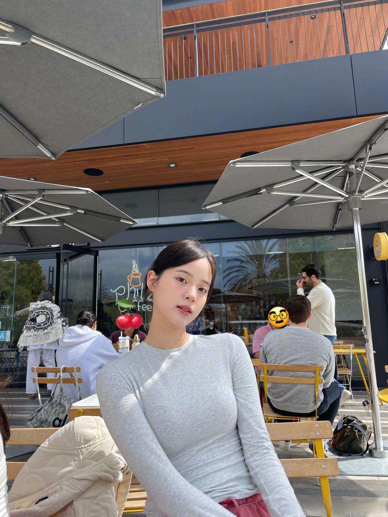 欧阳娜娜身材真的绝了,灰色秋衣下胸部轮廓清晰可见,丰满性感#明星生