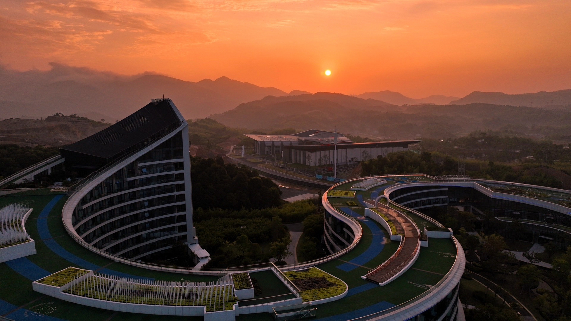 都说寻梦廊桥养生氡泉,今天在华东大峡谷星光大道上看日出,空气清新