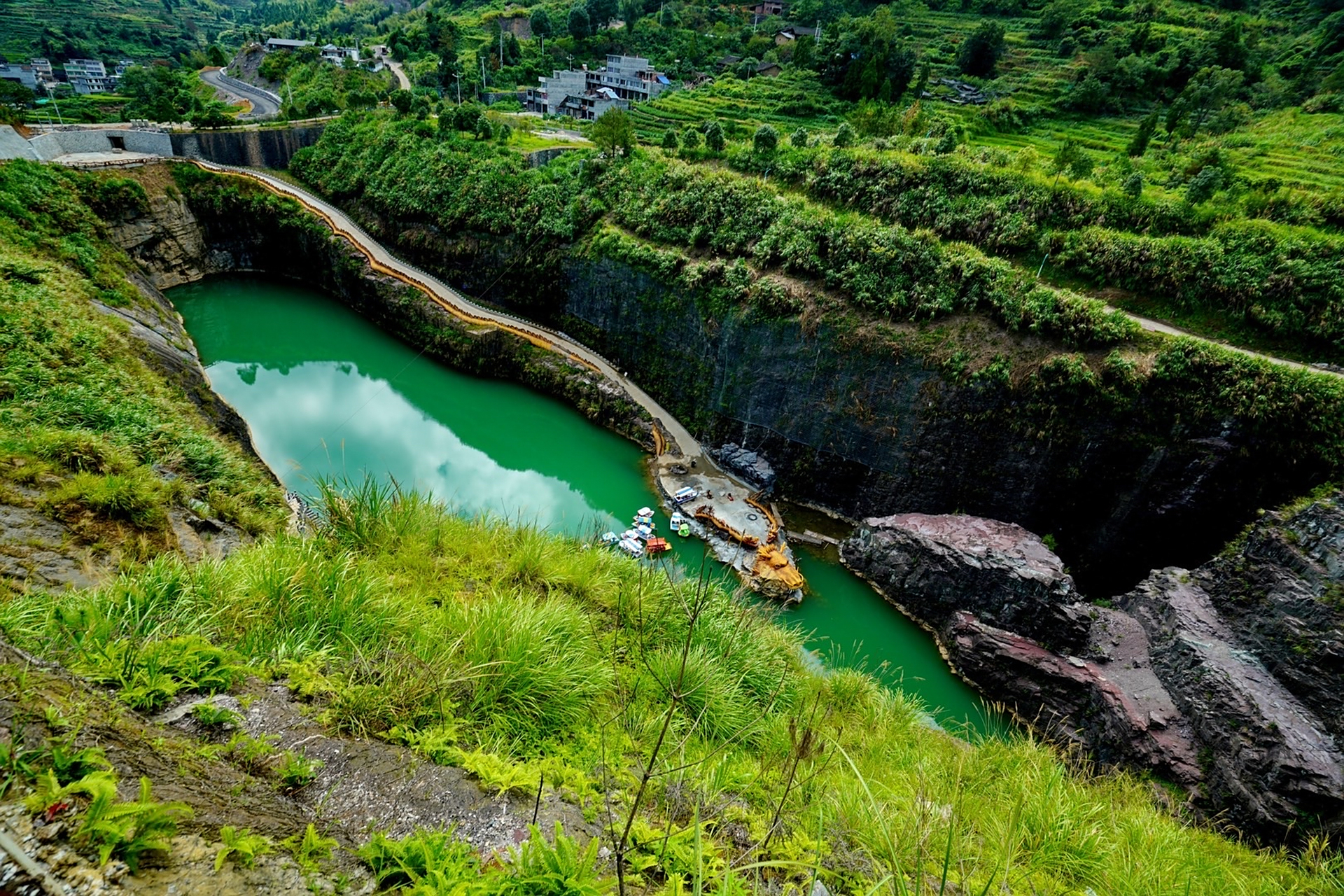 去看中国矿坑奇观泰顺仕阳章氏矿坑冰城旅游区清凉一夏,这是夏天最