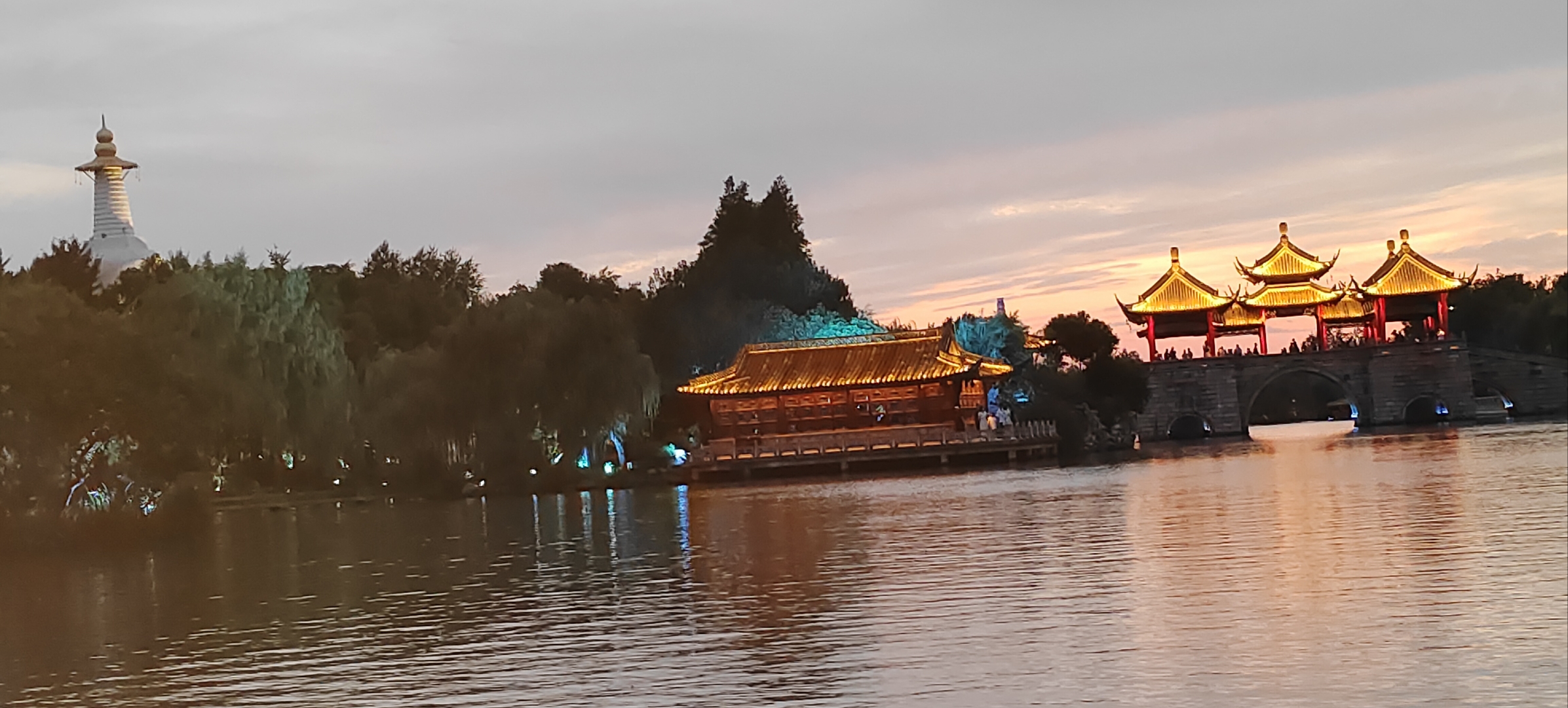 夕阳下的湖面,古建筑群的倒影美如画.