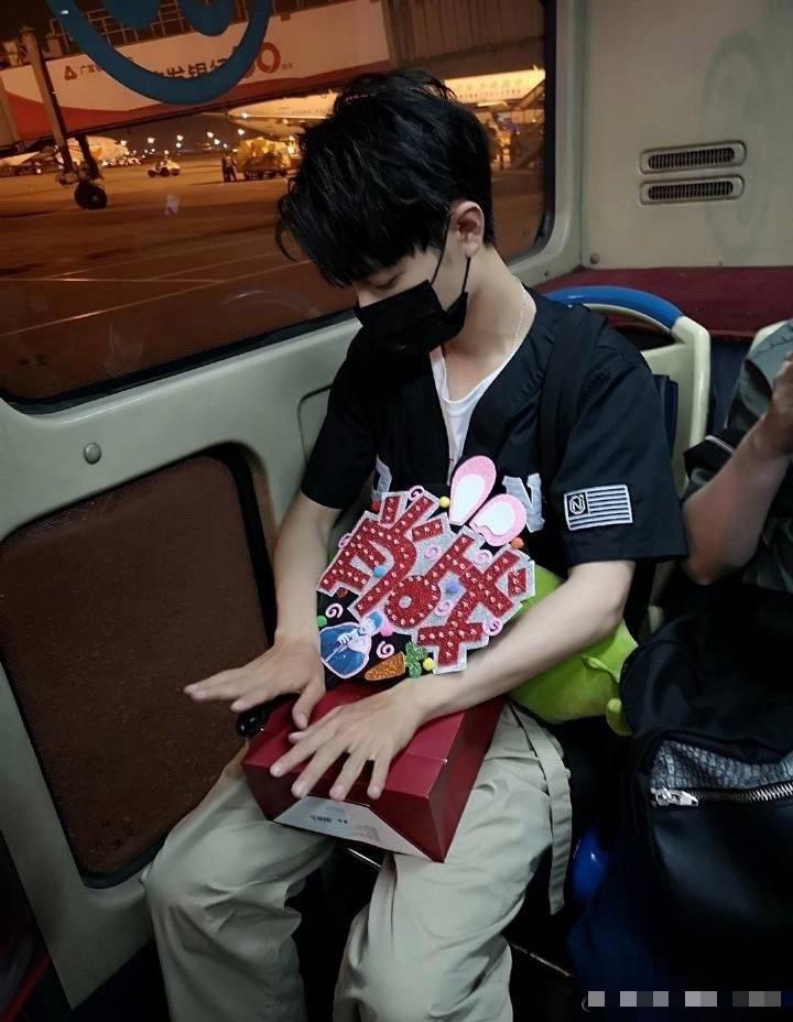 肖战# 炭烤兔爪 又上线了[左捂脸]