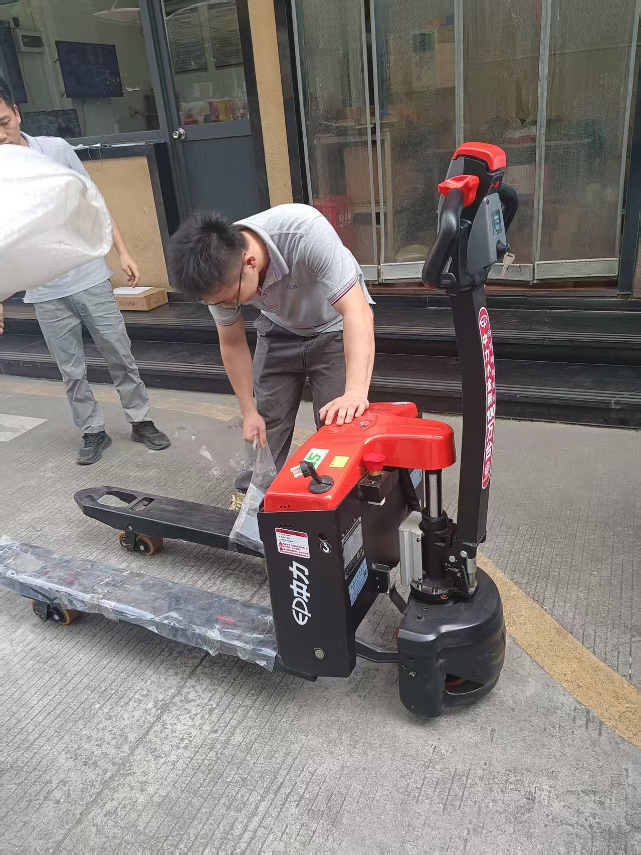 5吨深圳步行式电动叉车,## 中力小金刚电动叉车:物流搬运的革新经典