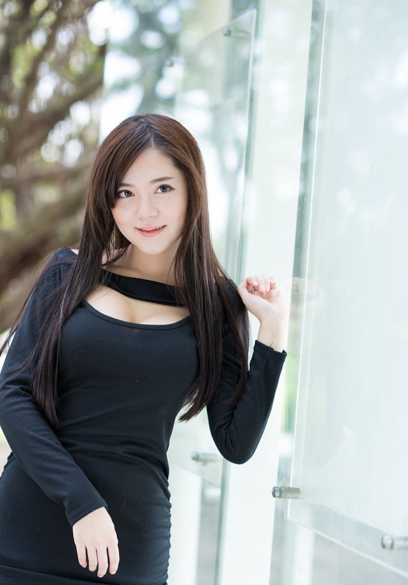 揭秘她自信撩人的秘密武器  有没有发现这位小姐姐的撩人之处?