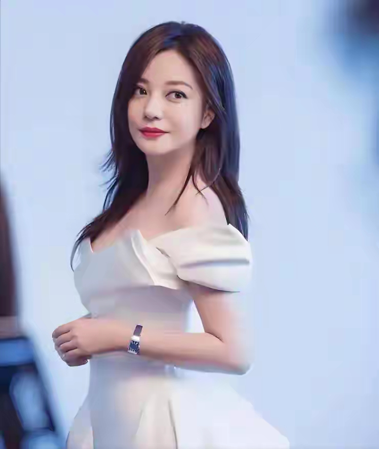 赵薇游新疆晒照互动 8月30日晚赵薇晒新疆旅游美照 ,还和网友贴心互动