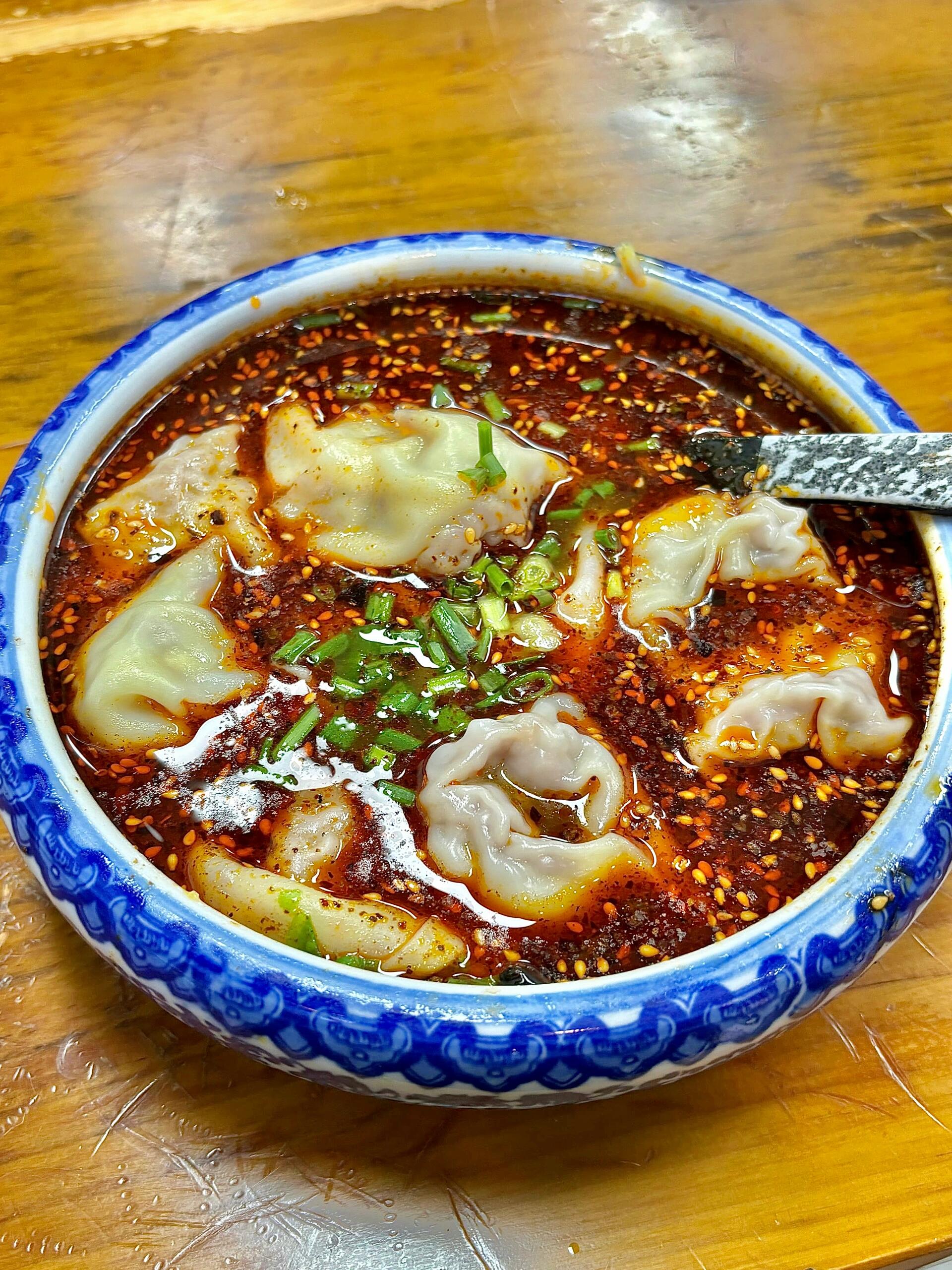 汤色红亮诱人,抄手皮薄馅足,暖胃更暖心.