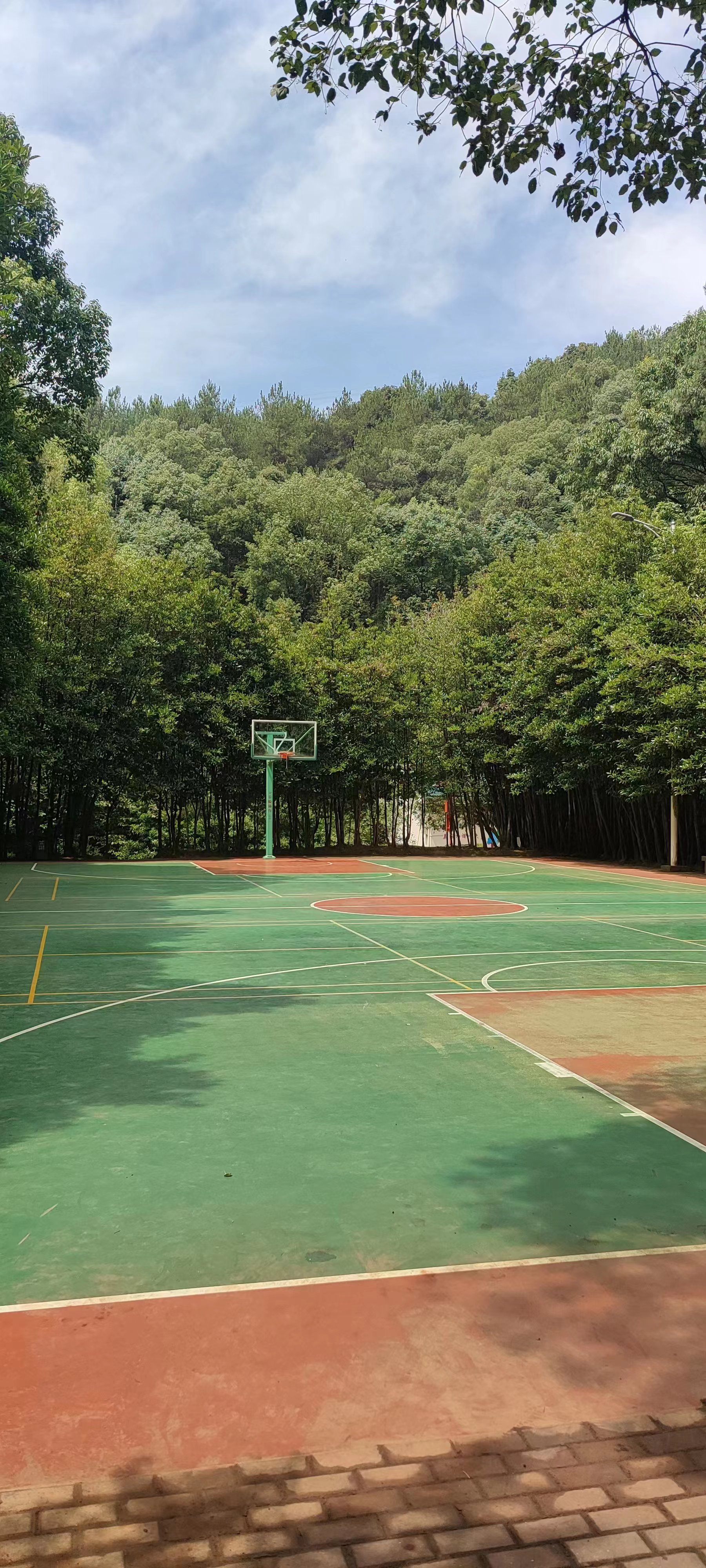 夏日运动记录# 夏日在室外球场打球,感觉很热