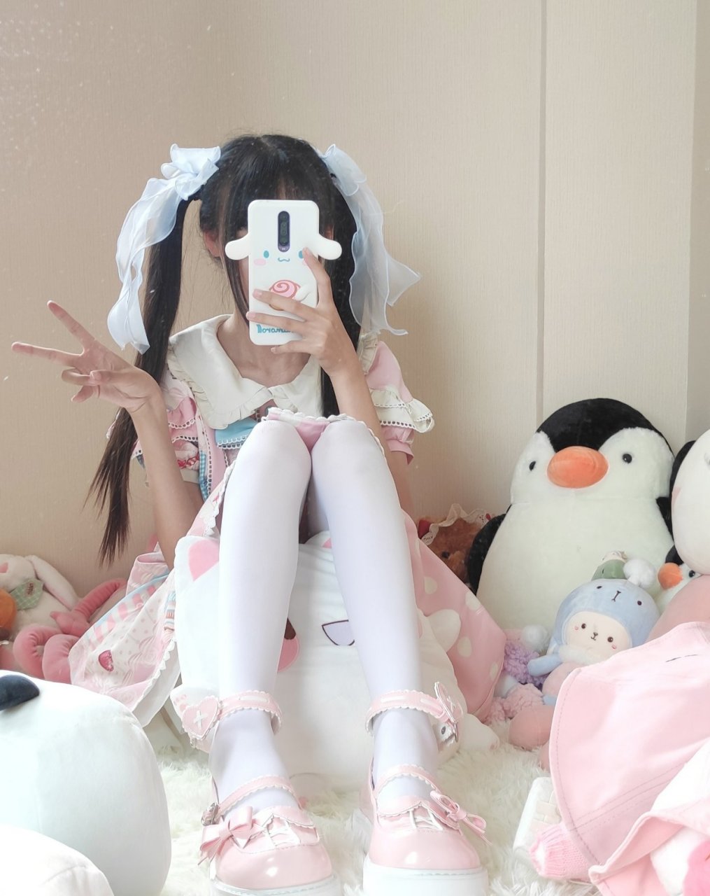 有点害羞的洛丽塔双马尾小妹妹,拍照还用手机遮住脸.