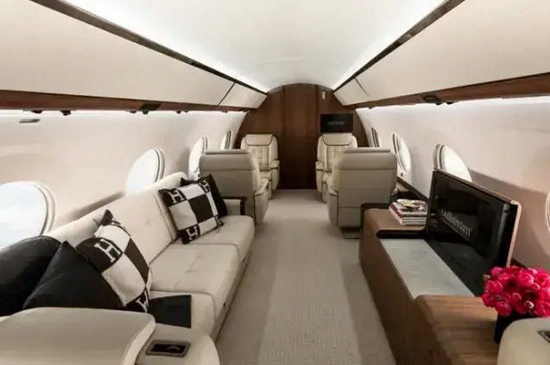 马斯克来中国开的私人飞机是湾流g650er,价值近5亿人民币,普通人的