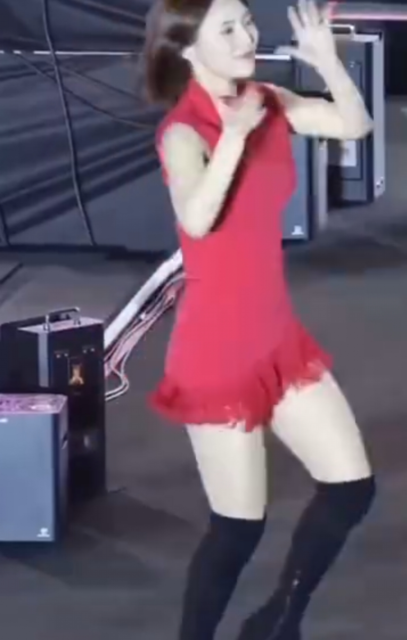 鸟叔演唱会,当镜头以鸟叔伴舞为中心时,绝对的主角光芒,艳压全台.