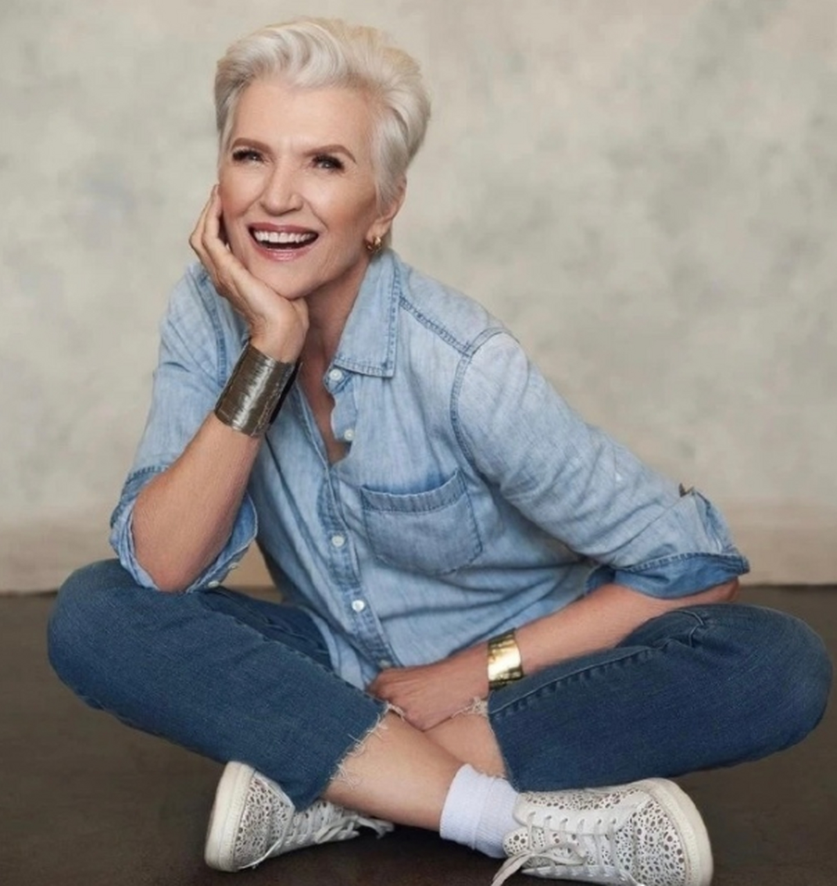 曾有记者问马斯克的妈妈梅耶:三个孩子应该是你最成功的作品吧?