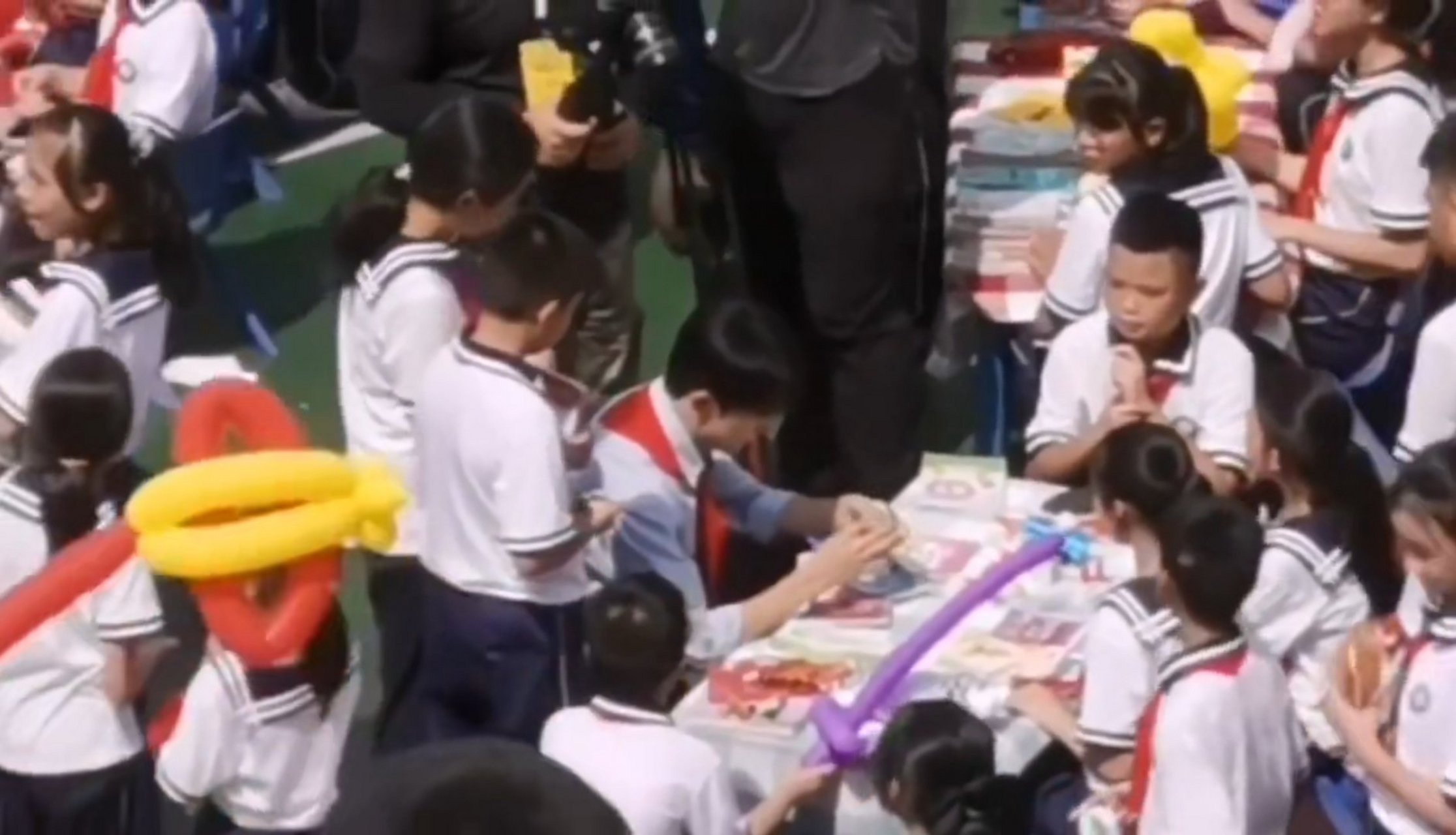 易烊千玺弟弟易烊昱华# 易烊千玺弟弟易烊昱华最小年纪连续盲拧还原