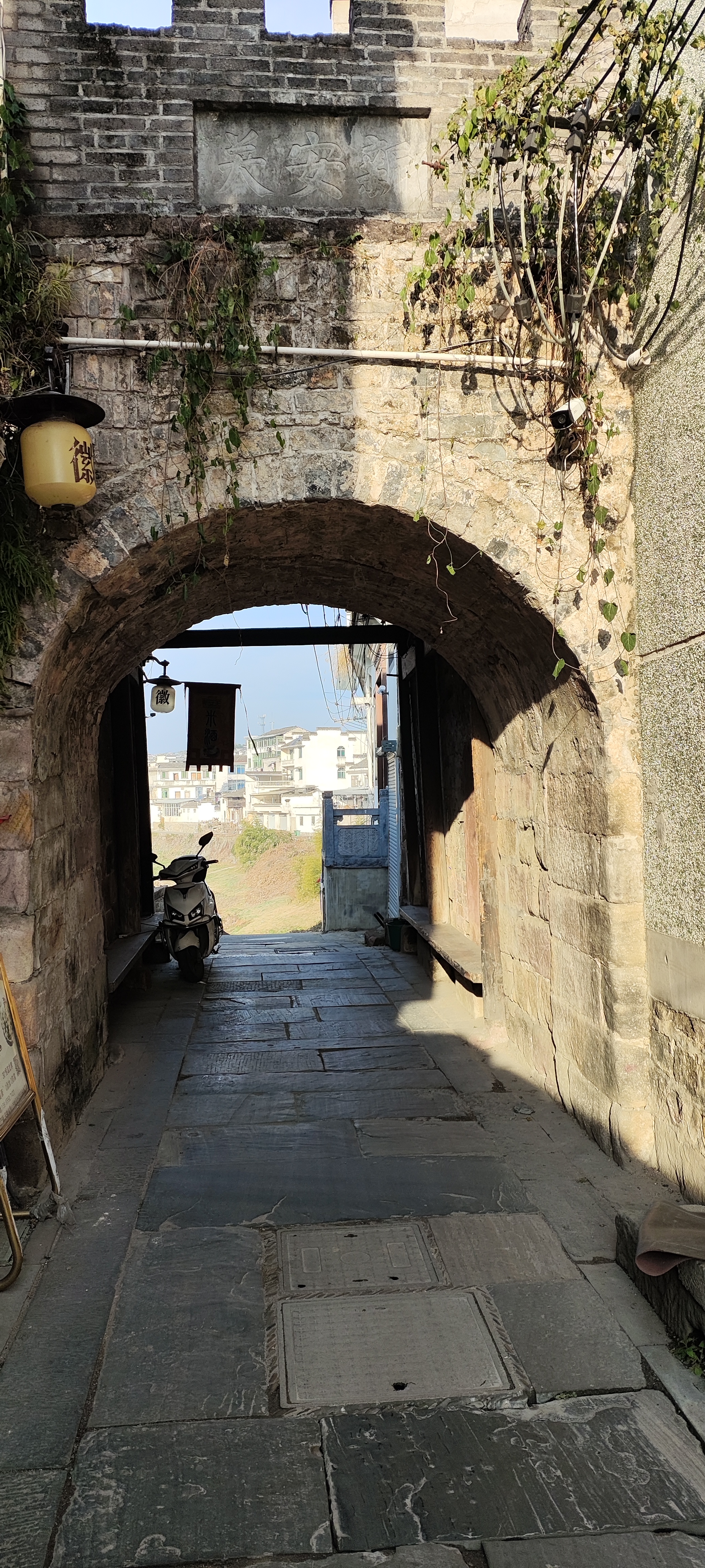 五绝61遇新安关并访琳村 和州山人江海滨 新安第一关,咫尺紫阳山.