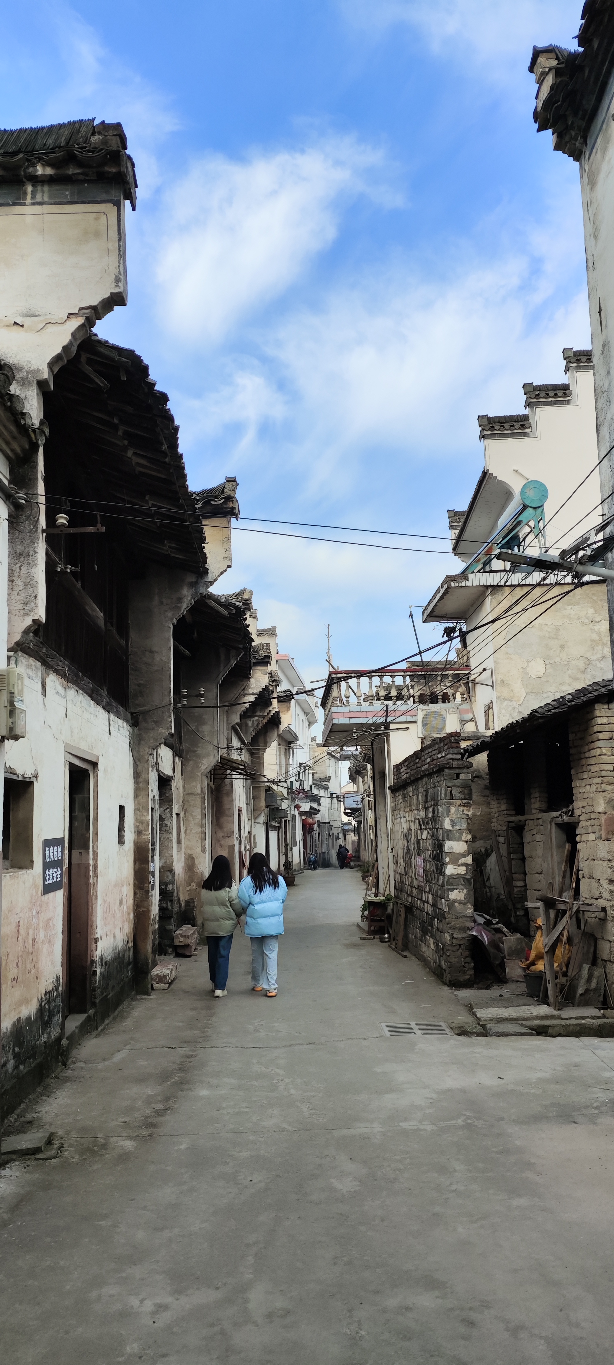 五绝61遇新安关并访琳村 和州山人江海滨 新安第一关,咫尺紫阳山.