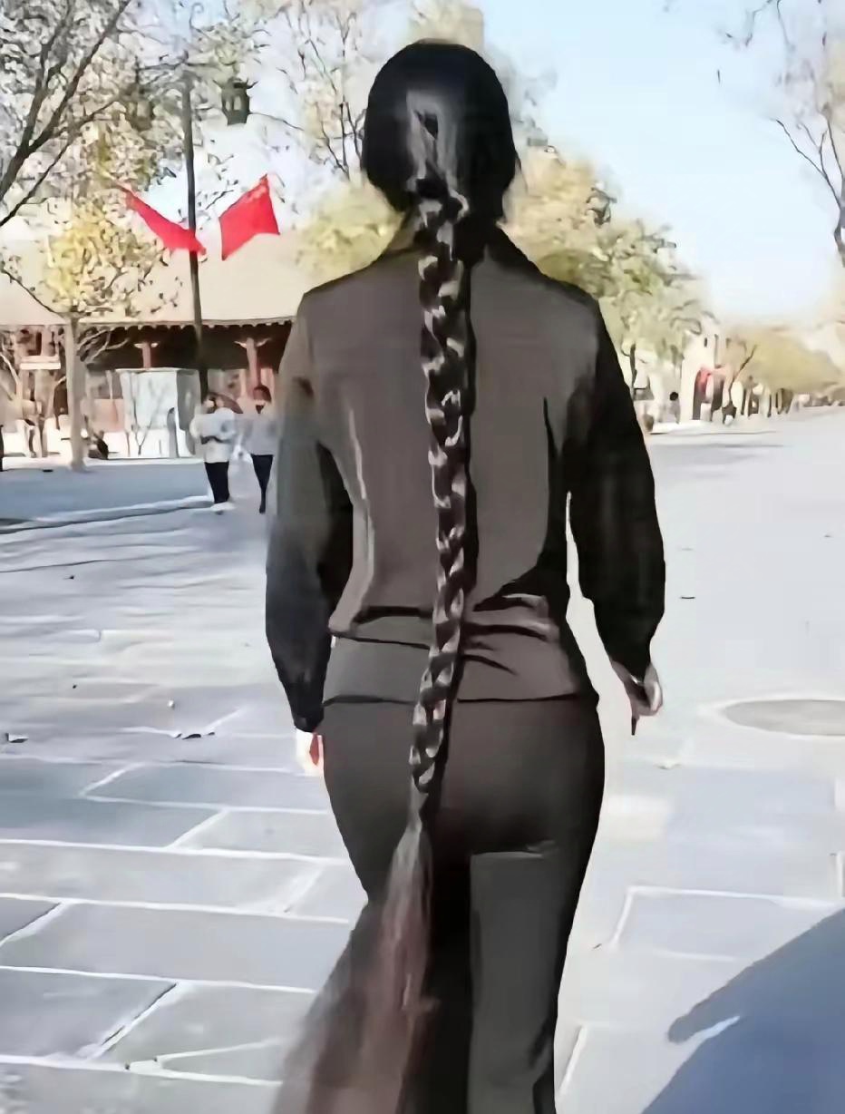 有个姑娘叫小芳,辫子粗又长