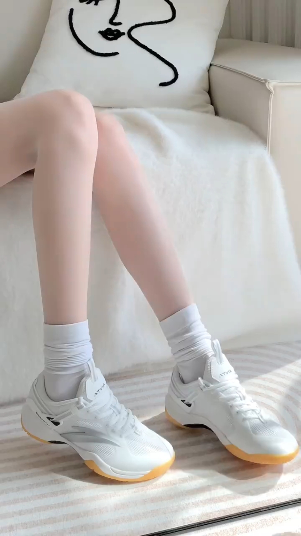 运动鞋搭配小白袜时尚潮流前线