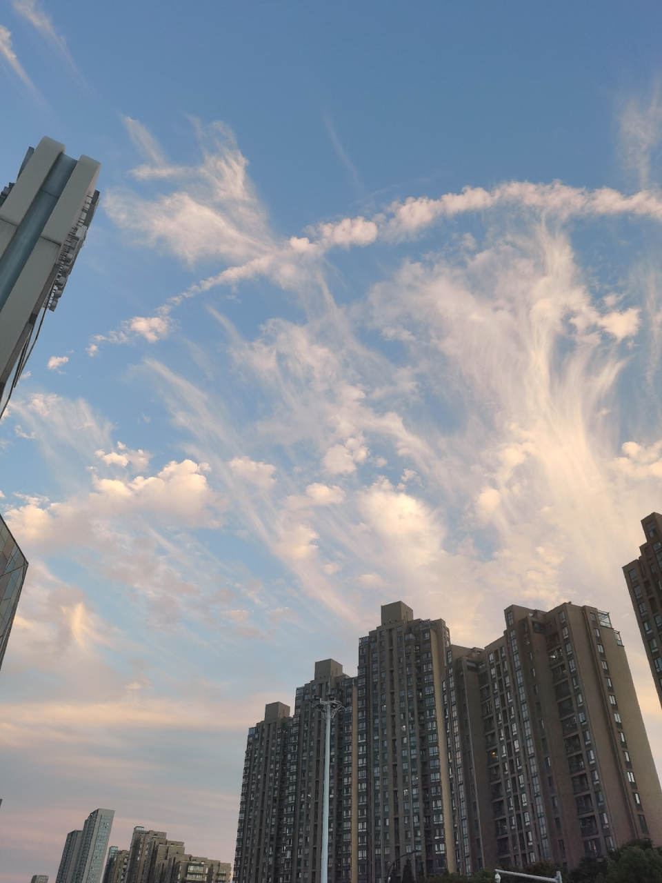 橙红色的云朵在夕阳的余晖中跳动,像极了梦中的精灵.