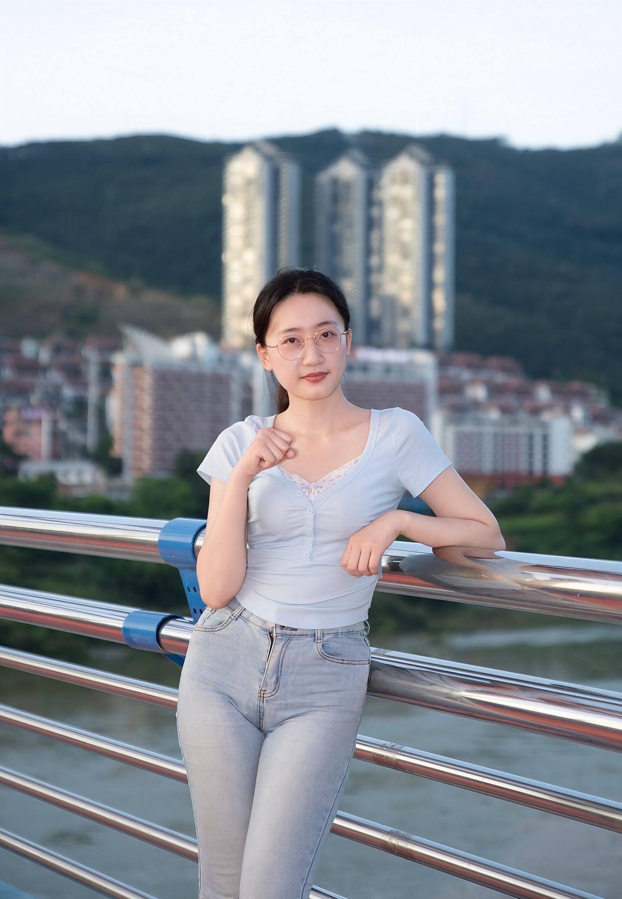 桥上的风,轻轻吹过,带走了城市的喧嚣,只留下心灵的宁静～