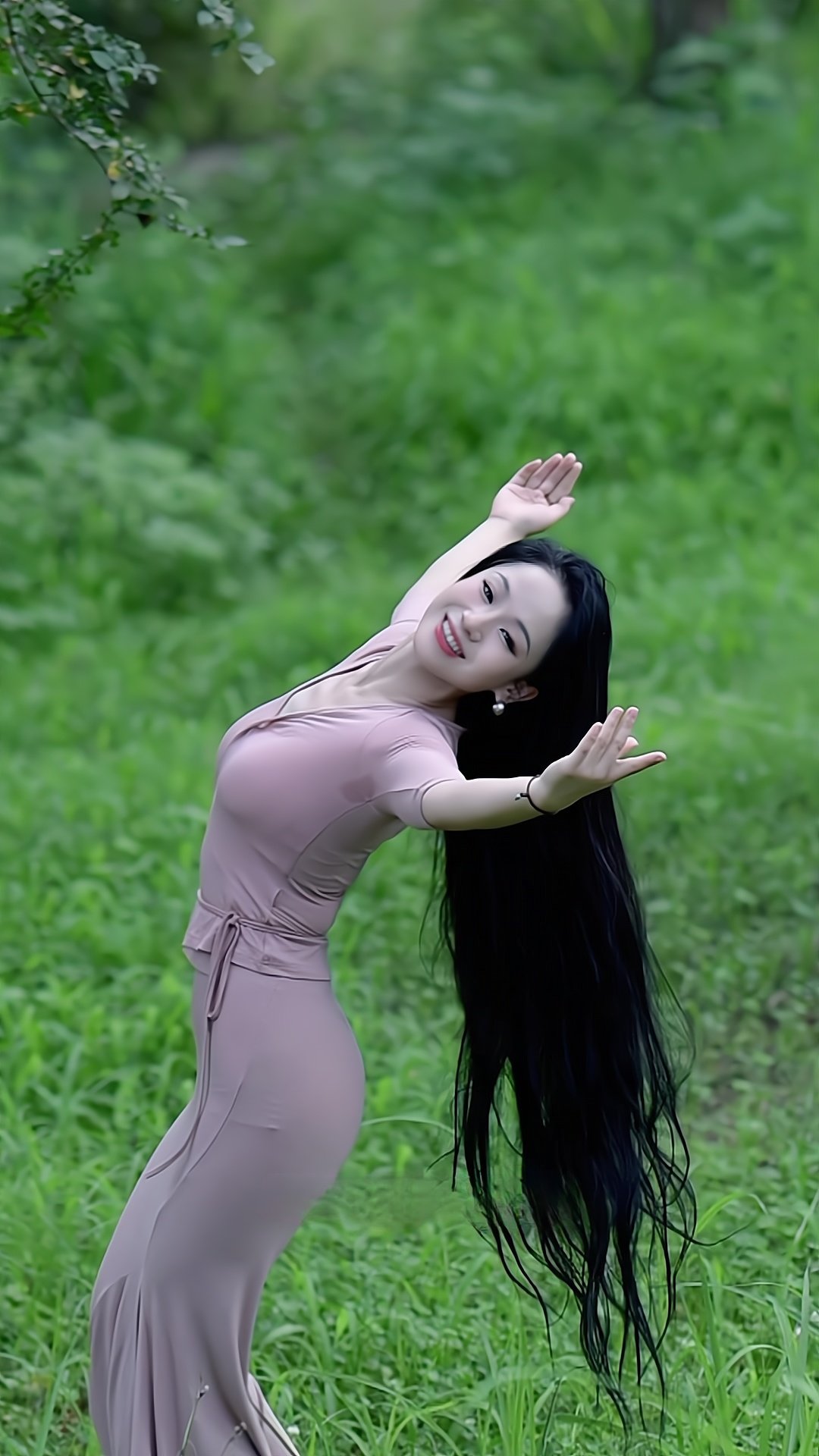让灵魂挣脱枷锁,在这方清新里,拥抱最本真的自在#美丽的长发女子