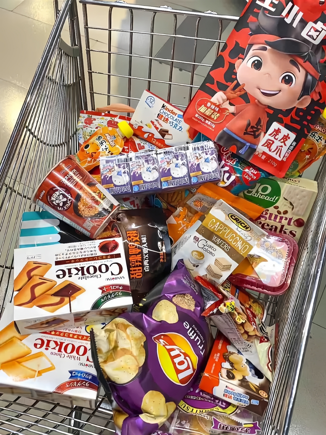 逛超市咯,购物车里都是爱吃的零食,准备回家犒劳自己!