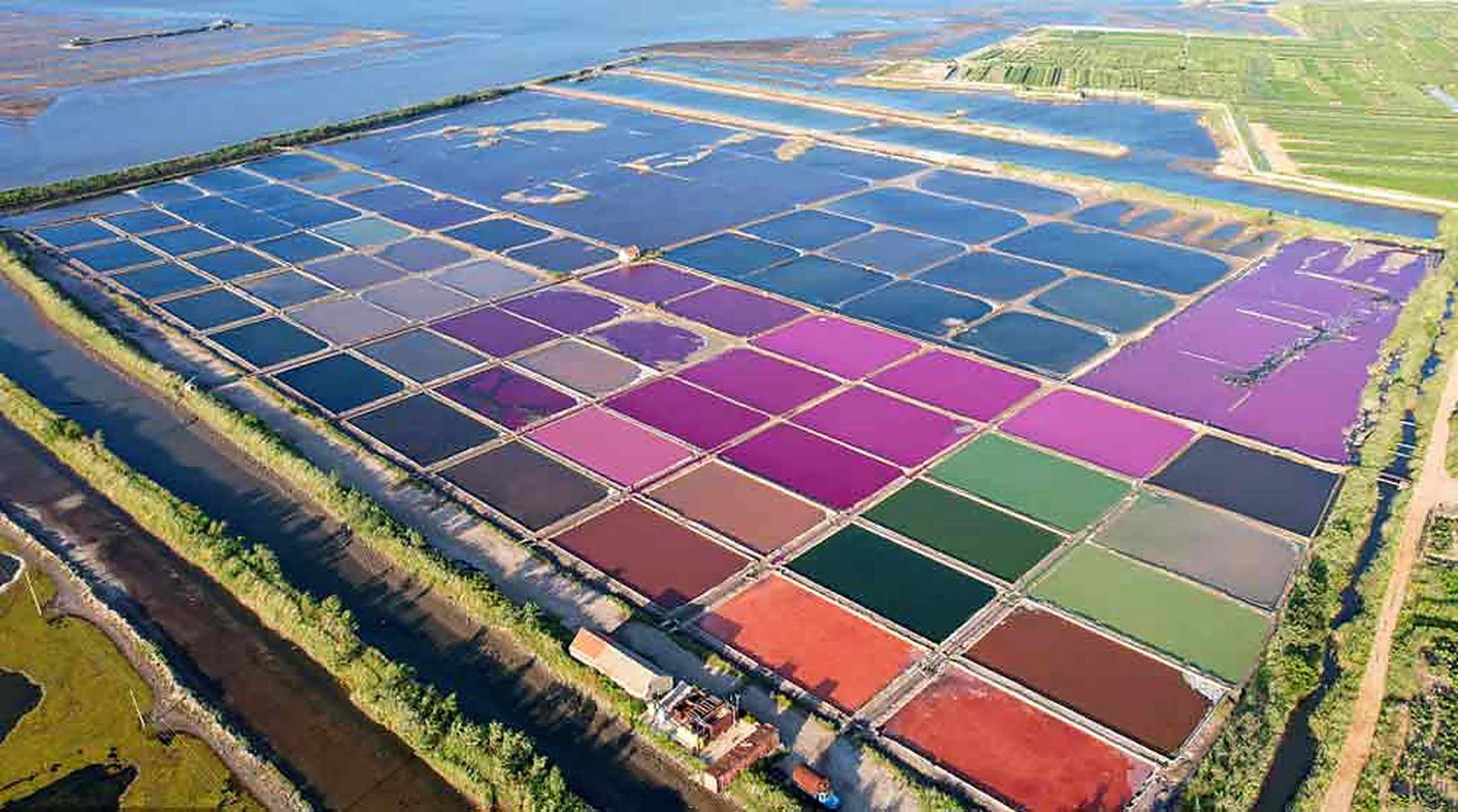 近日,山东省荣成市,港西镇海边,一处被誉为大自然的"眼影盘"的网红