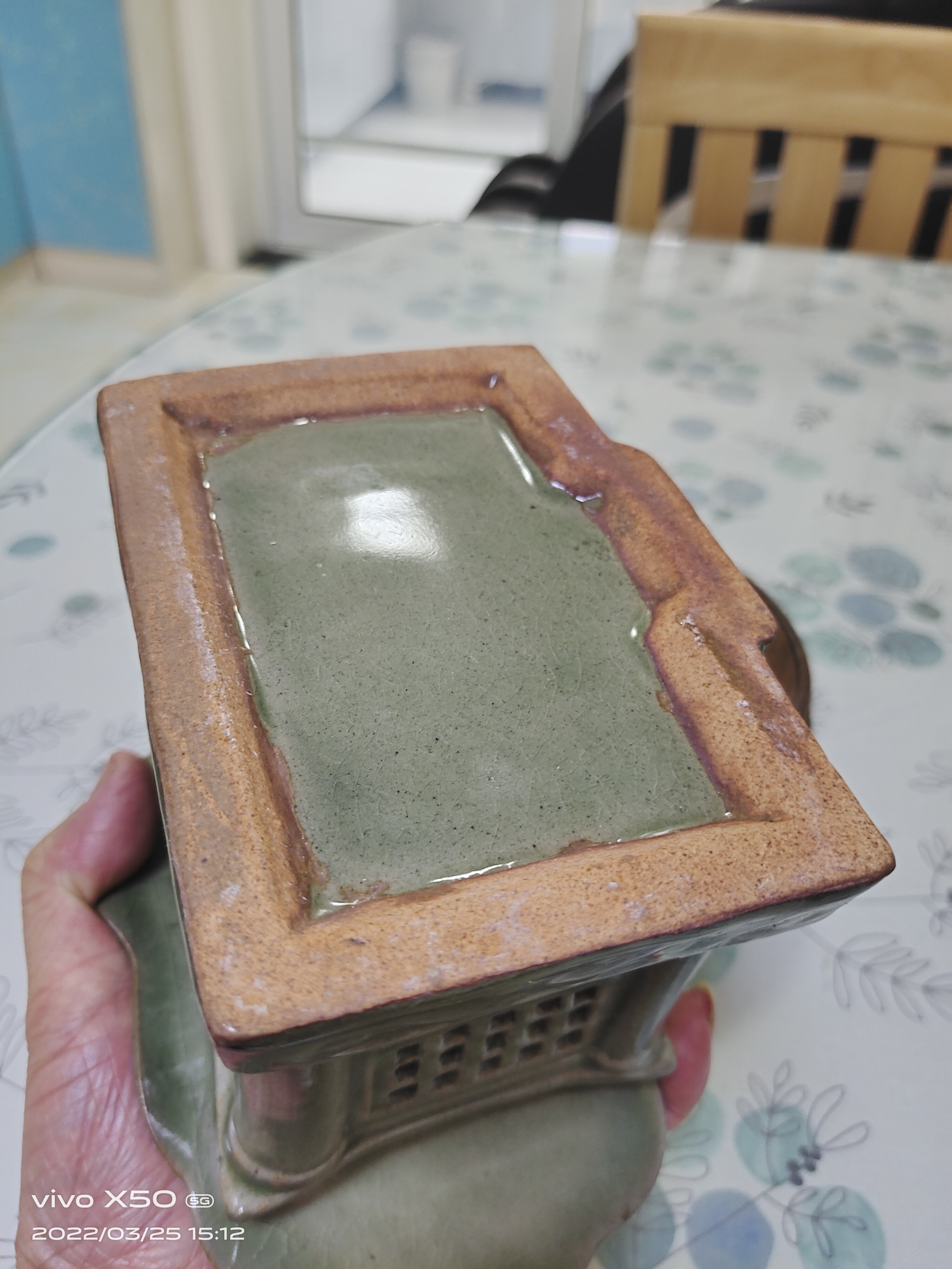 宋代越窑青瓷鸳鸯戏莲纹瓷枕,釉色均匀,温润,薄胎薄釉,纹路生动清晰