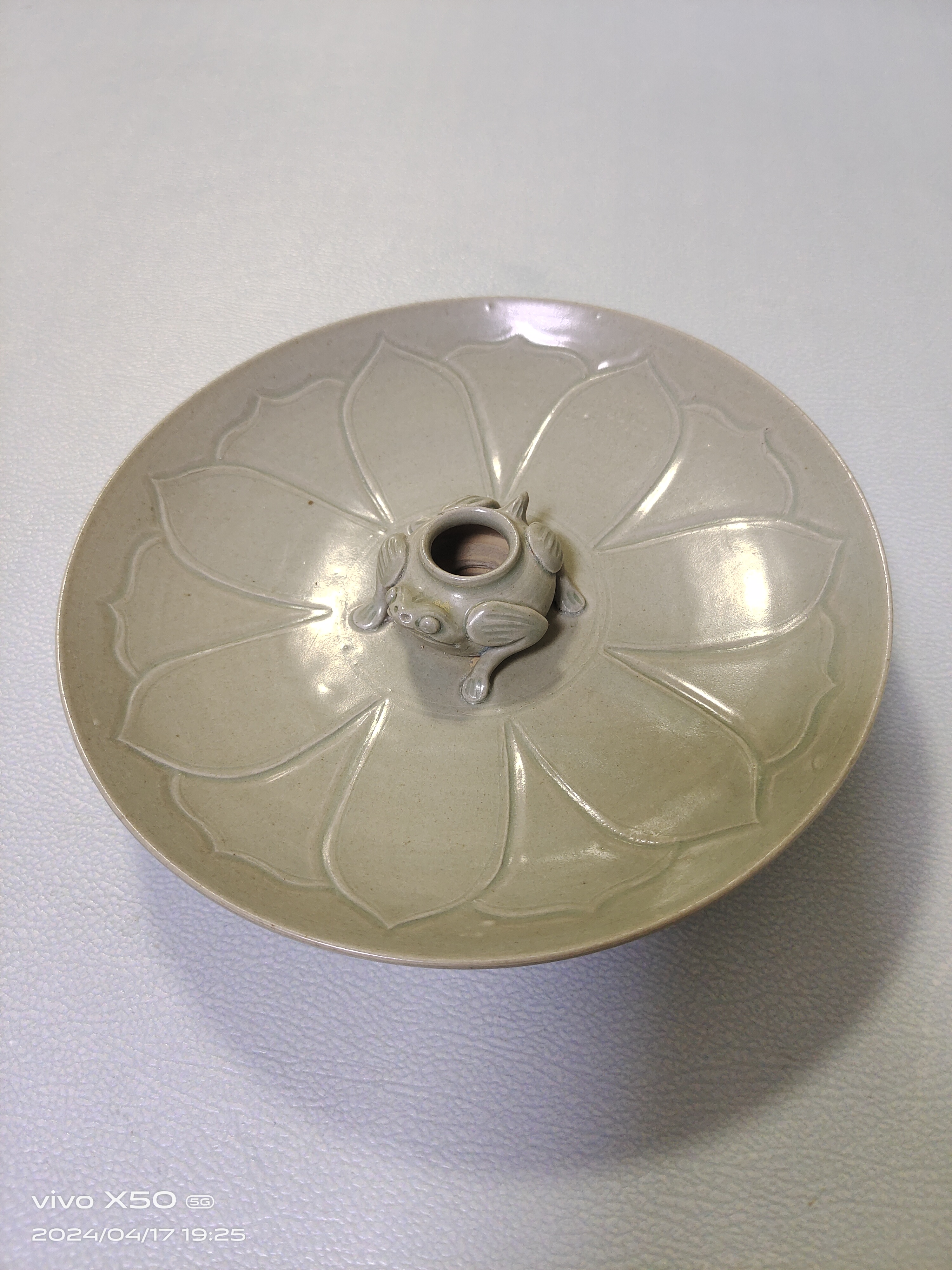 宋代越窑秘色瓷莲瓣纹盘