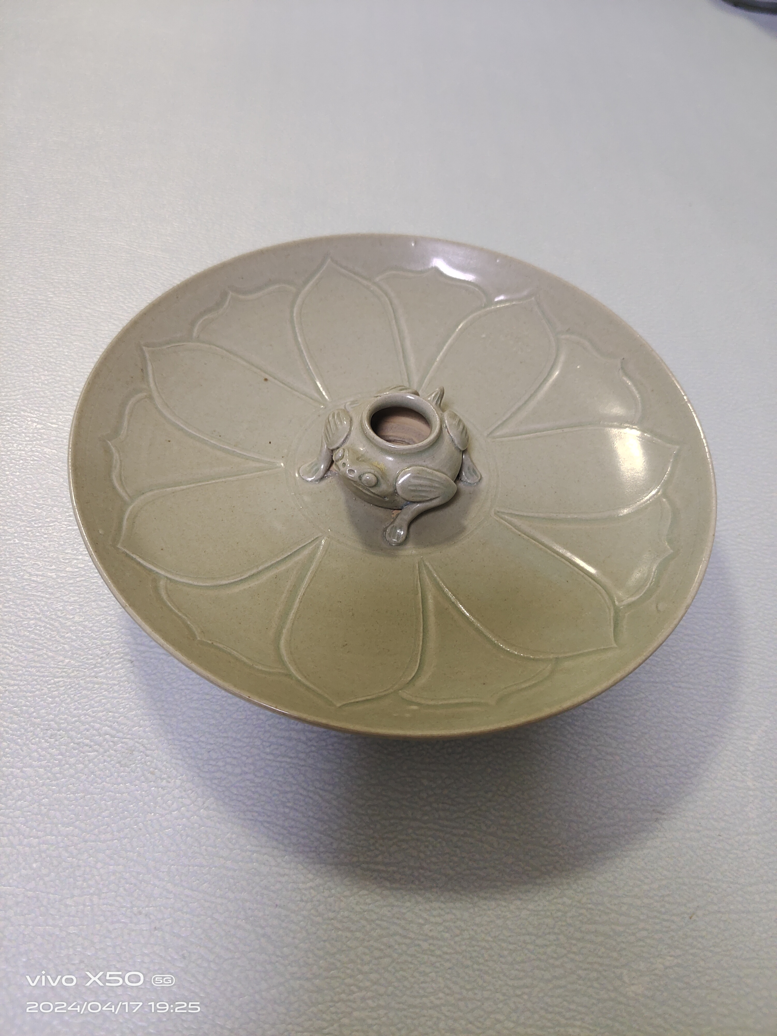 宋代越窑秘色瓷莲瓣纹盘