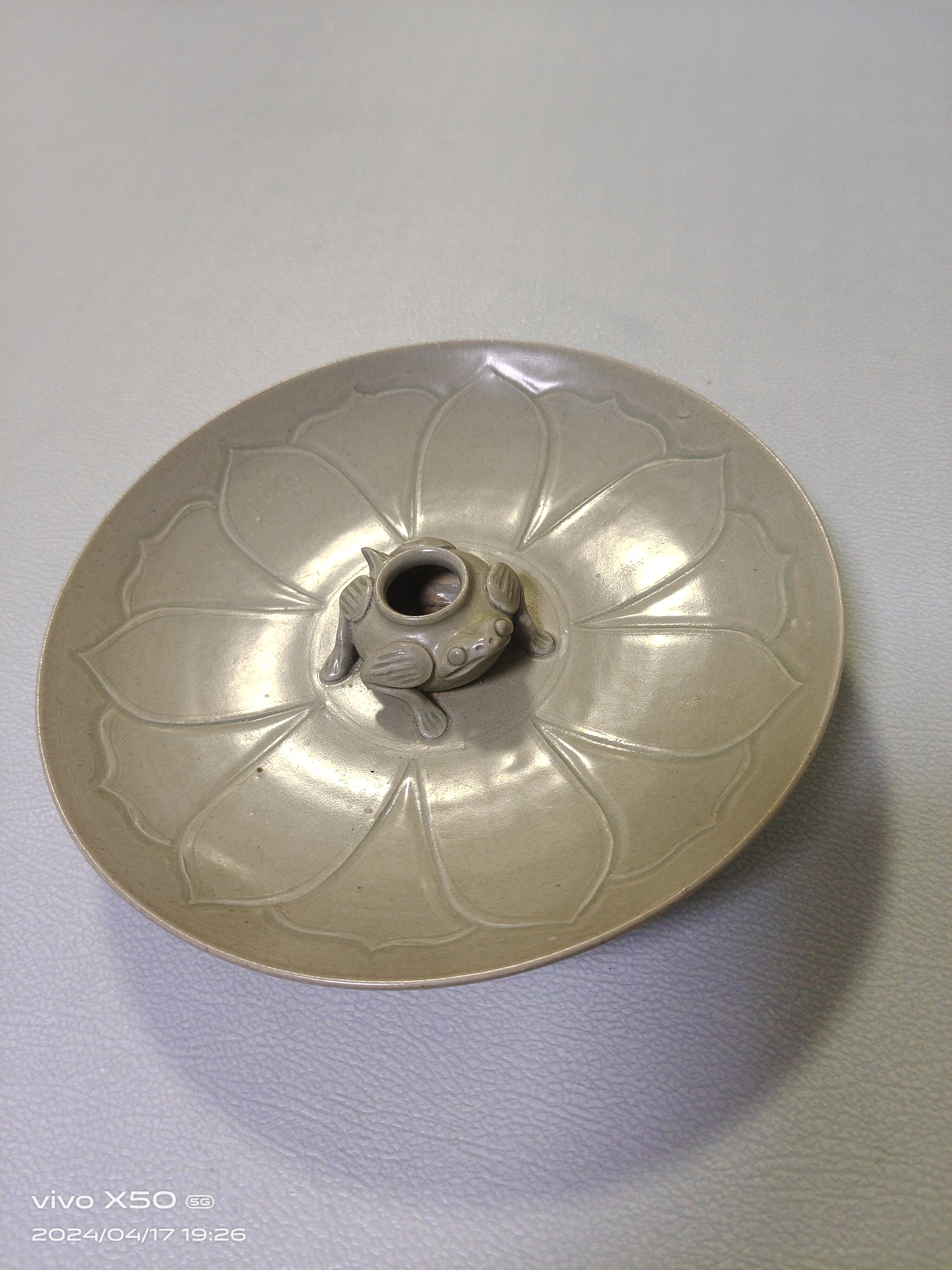 宋代越窑秘色瓷莲瓣纹盘