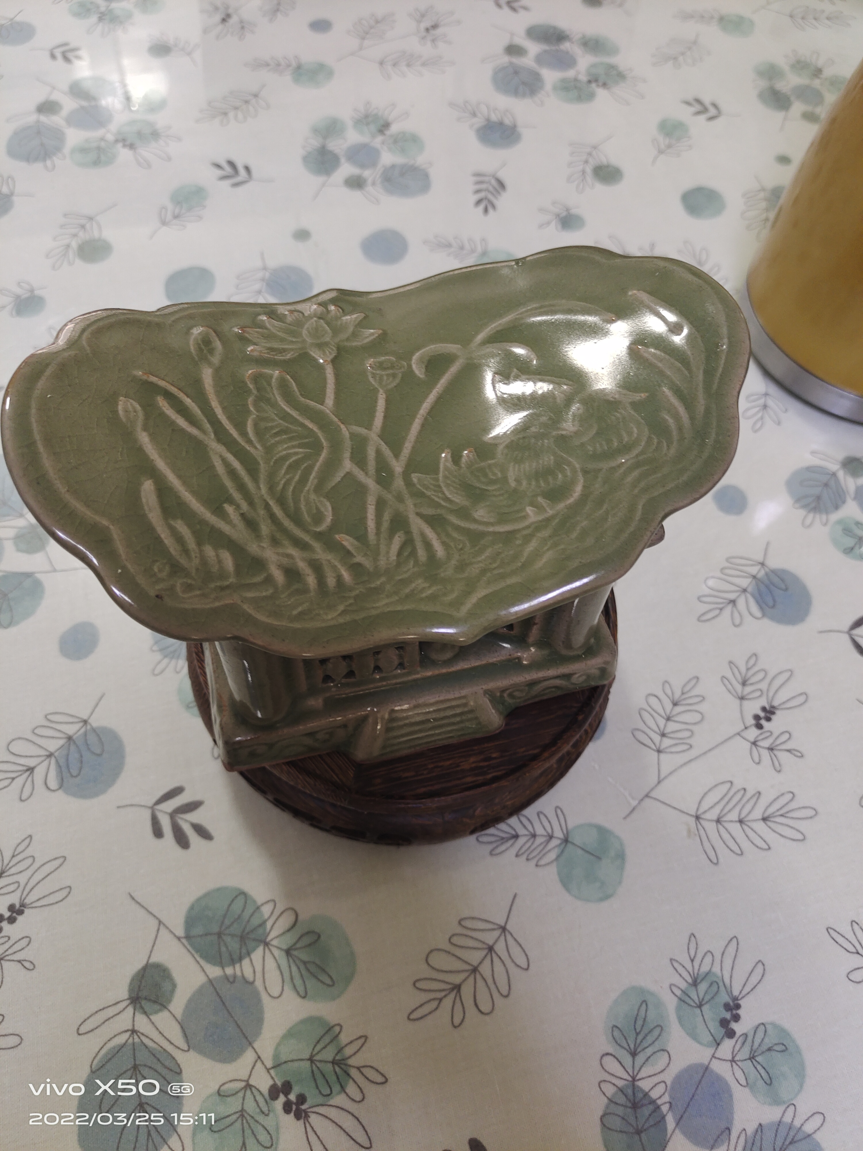 宋代越窑青瓷鸳鸯戏莲纹瓷枕,釉色均匀,温润,薄胎薄釉,纹路生动清晰