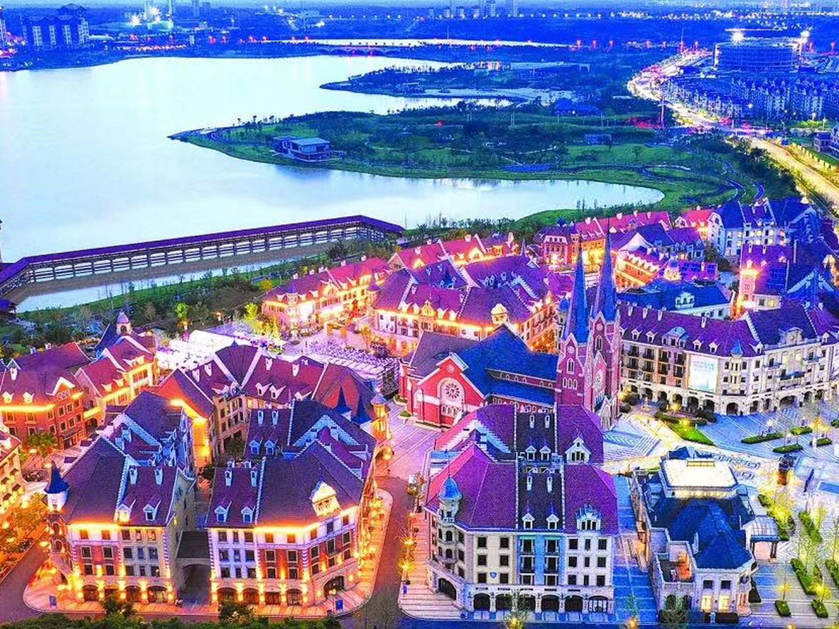 晒春游逛南昌#  卢塞恩小镇位于南昌绿地九龙湖畔,它以瑞士的卢塞恩