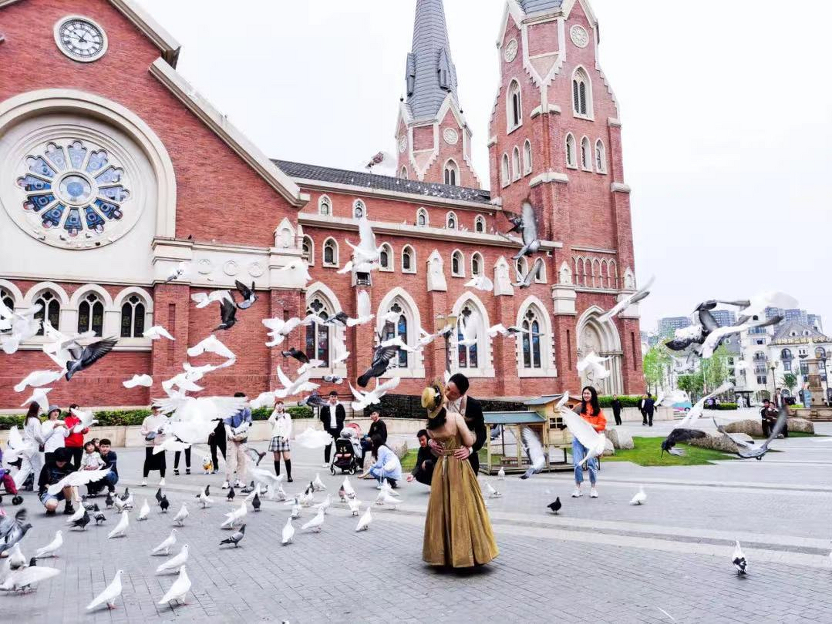 晒春游逛南昌#  卢塞恩小镇位于南昌绿地九龙湖畔,它以瑞士的卢塞恩