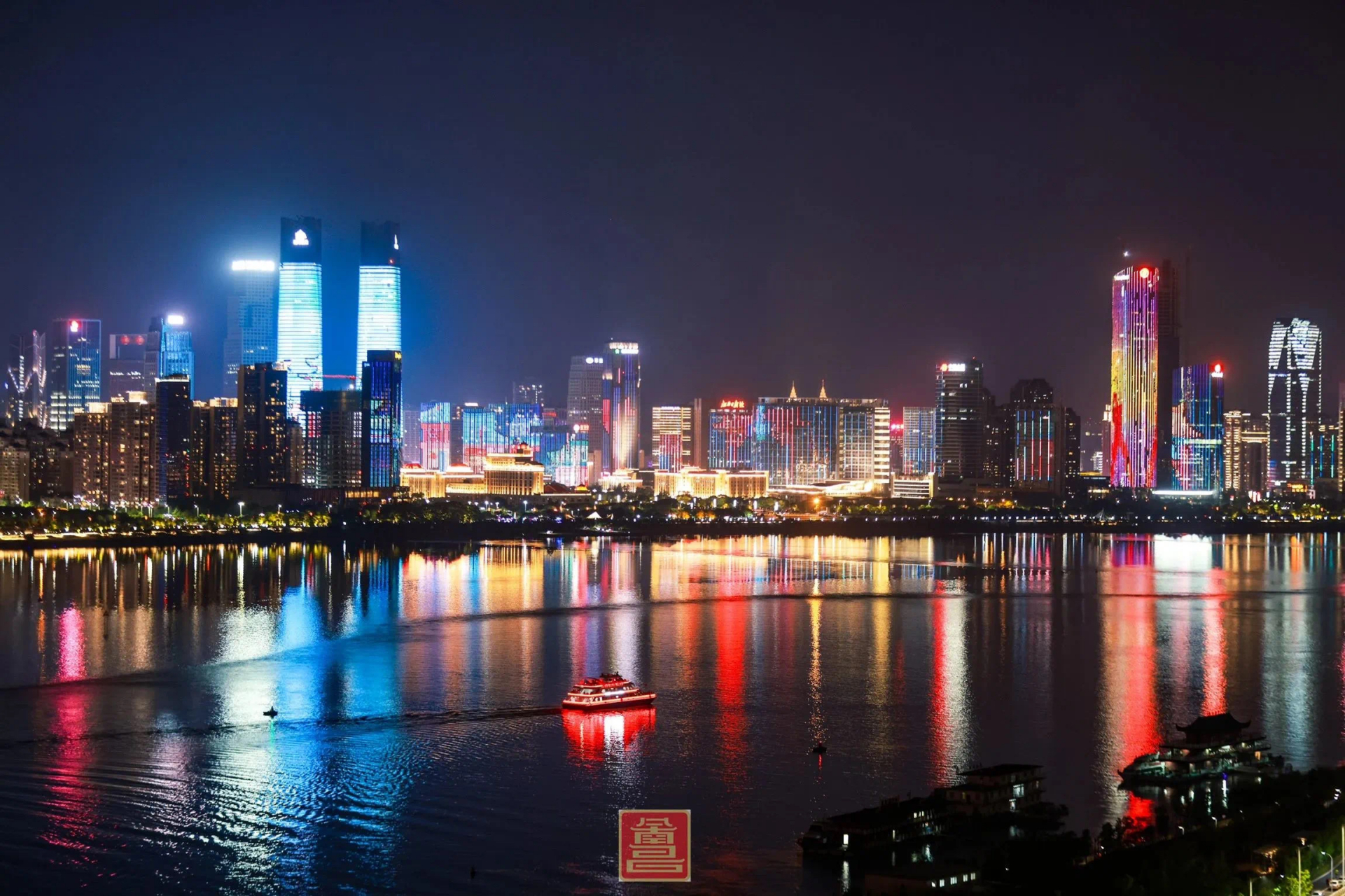 爱上南昌的n个理由#  光影交错,流动绚烂"一江两岸"灯光秀曾创下