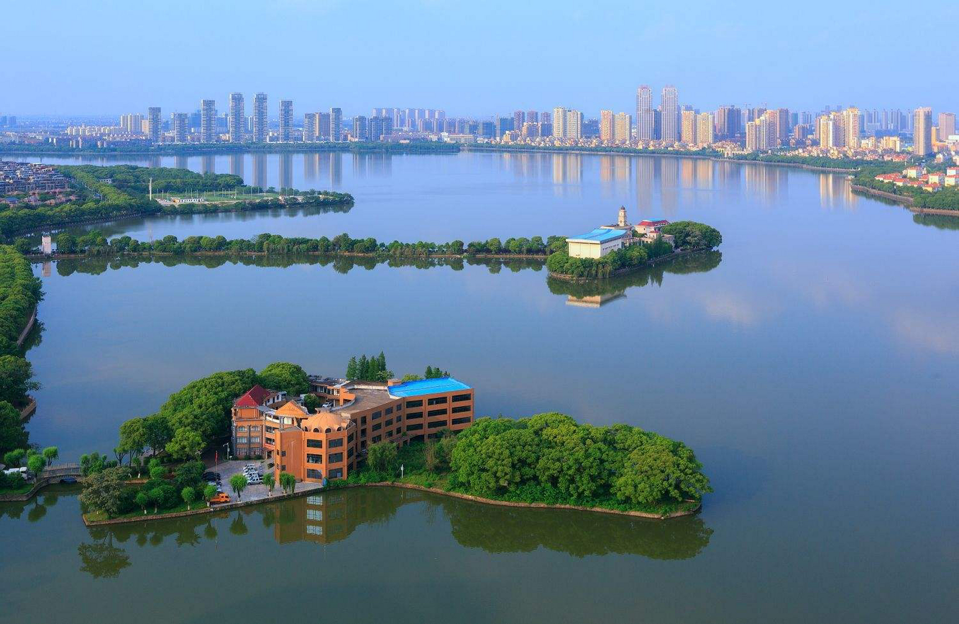 青山湖面积约400公顷湖面碧波浩淼,景色秀丽也是不少南昌人的童年回忆