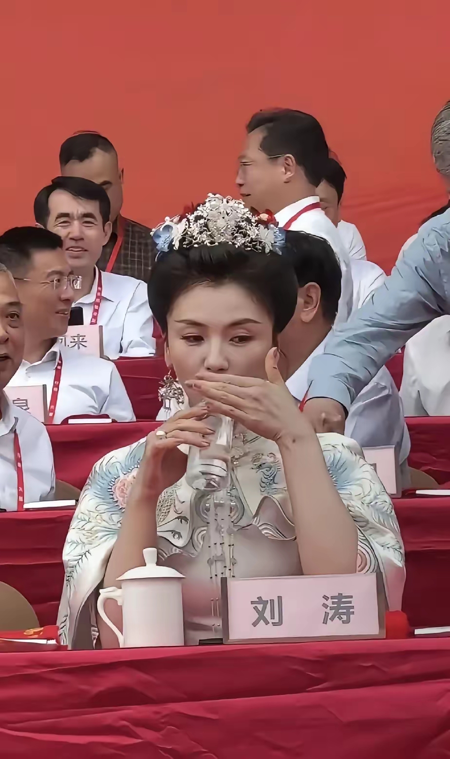 刘涛,细节决定命运. 1,喝水拿手遮挡. 2,矿泉水标签朝里