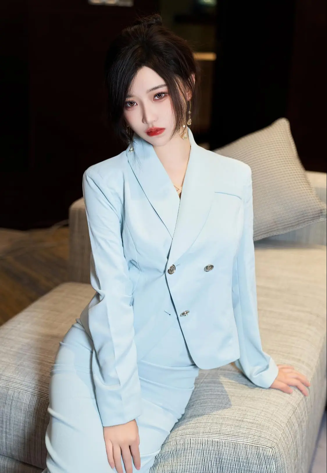 妙曼的身材,身着职业装,优雅又干练,高贵又时尚,女神魅力无限!