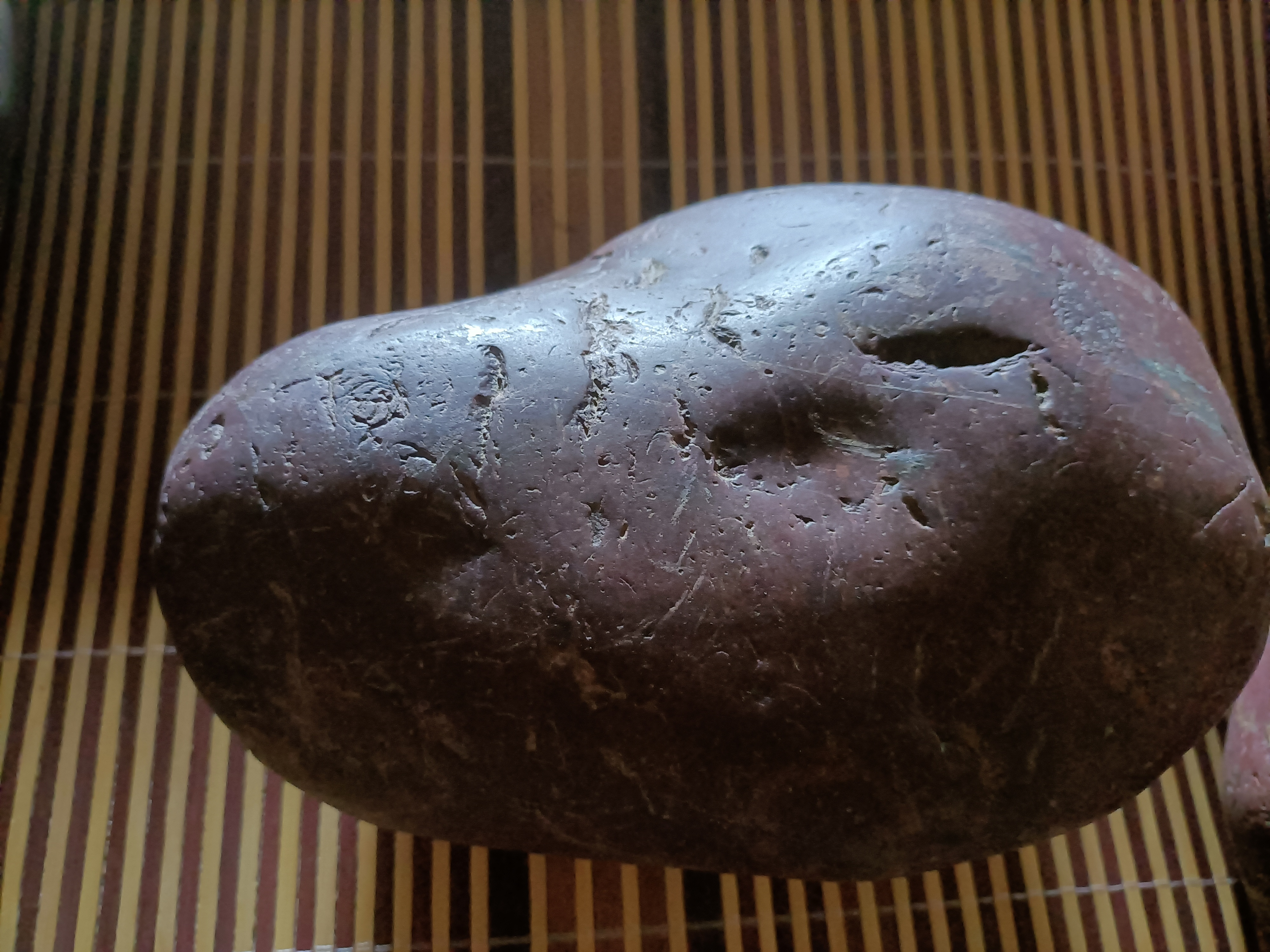 特征比较明显的紫红色石头