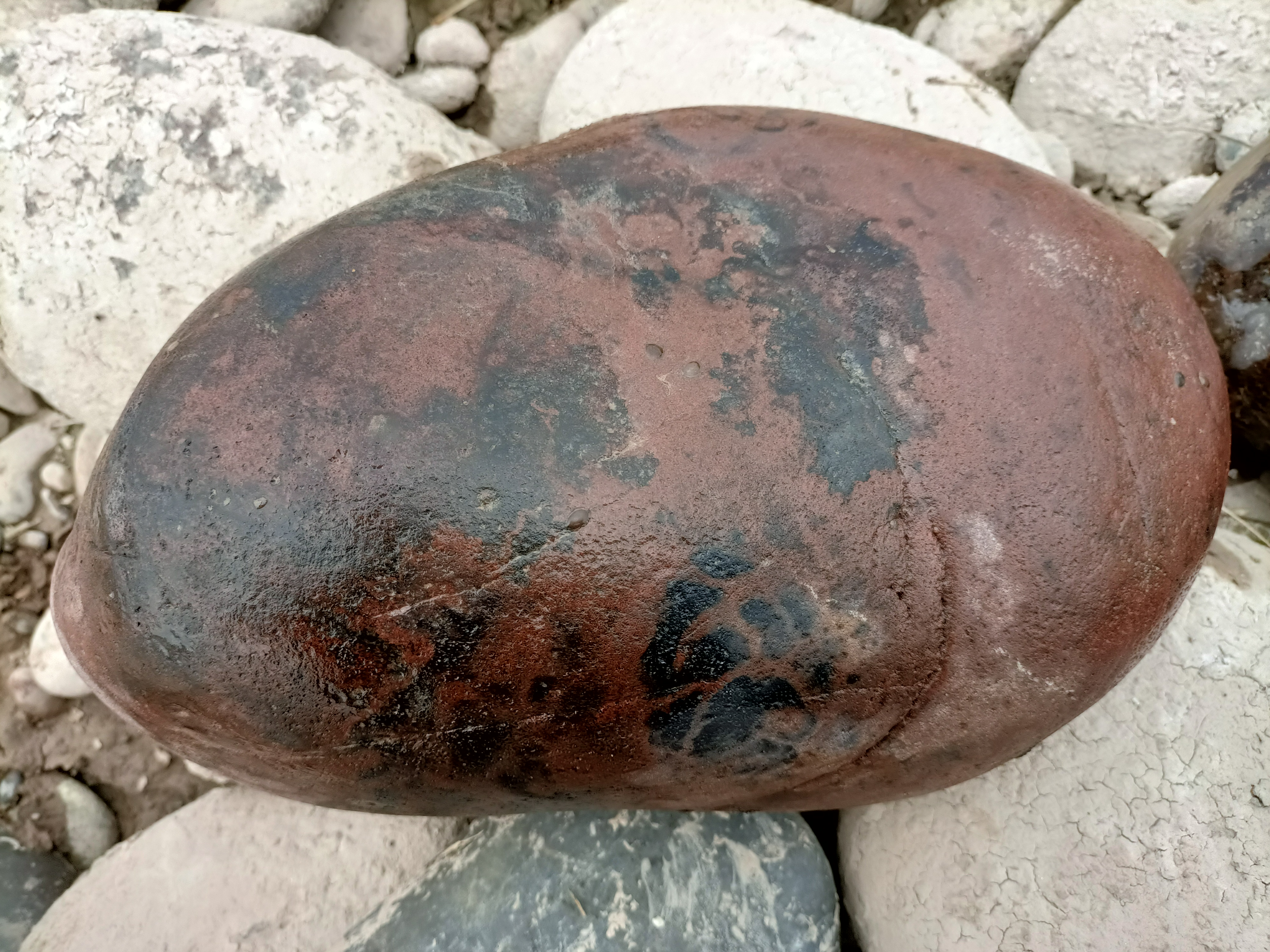 一块紫红色石头,比重大,硬度大