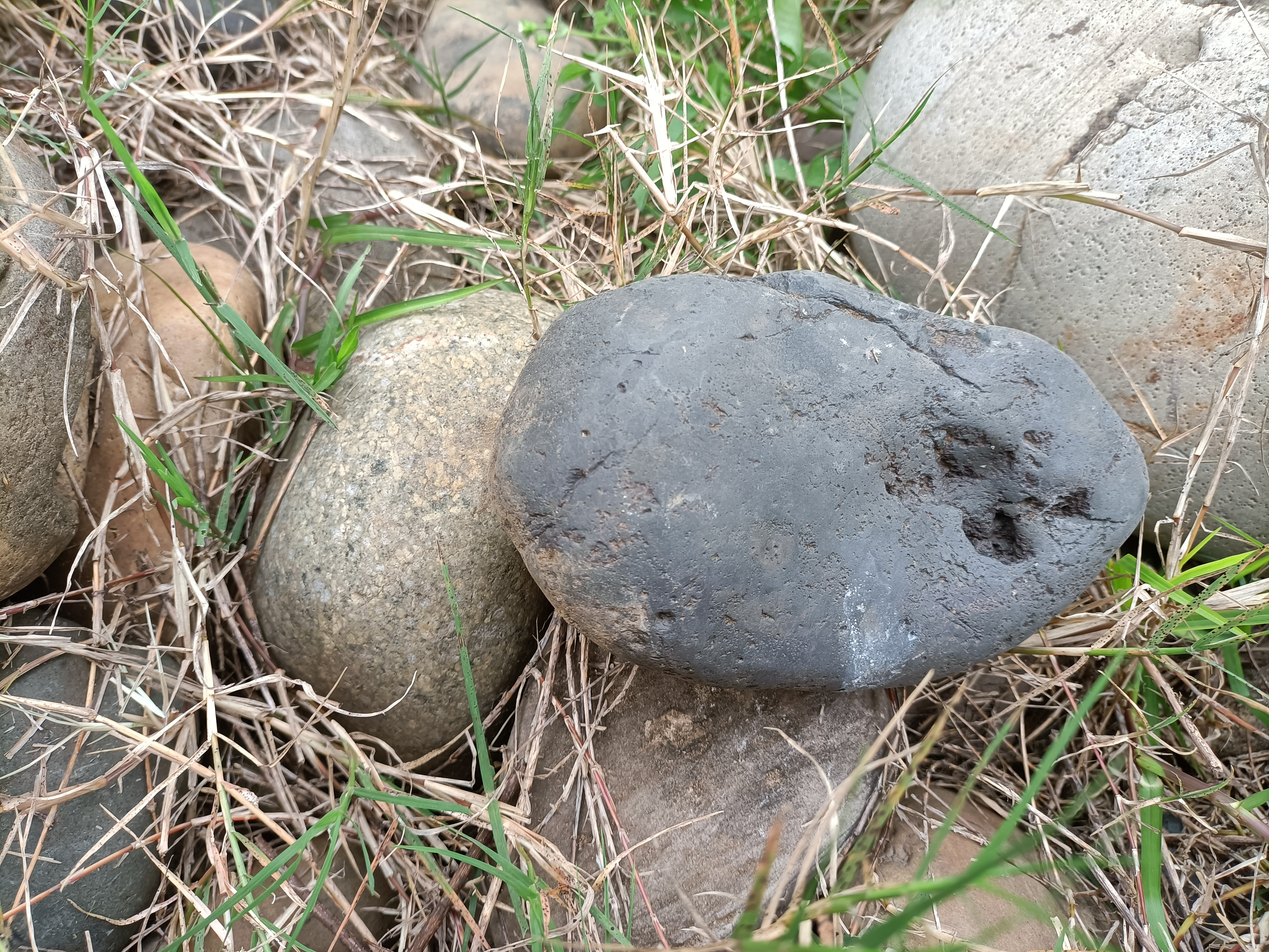 一块丑石,有壳,有融坑的石头