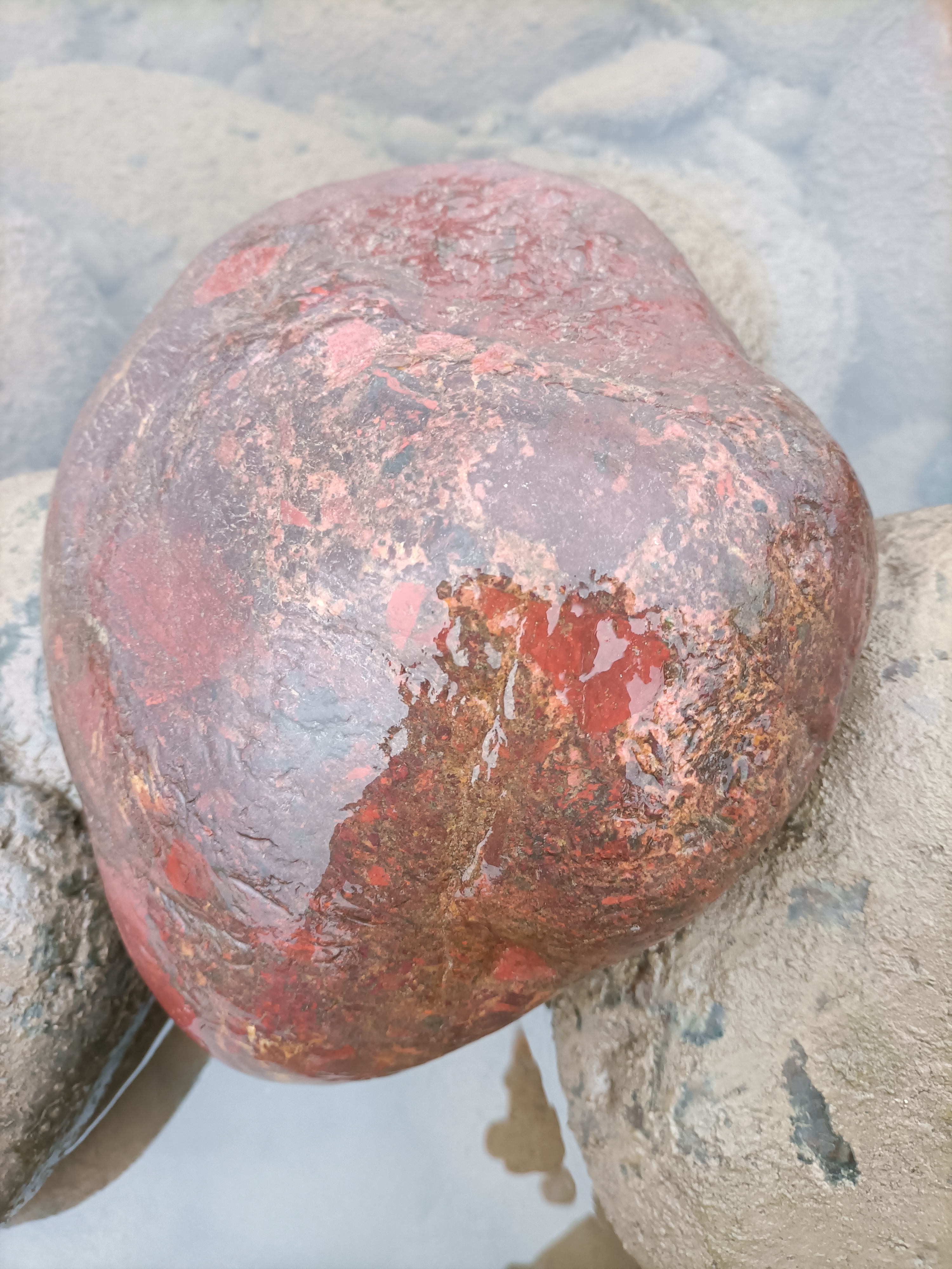 一块花红色石头,回去研究