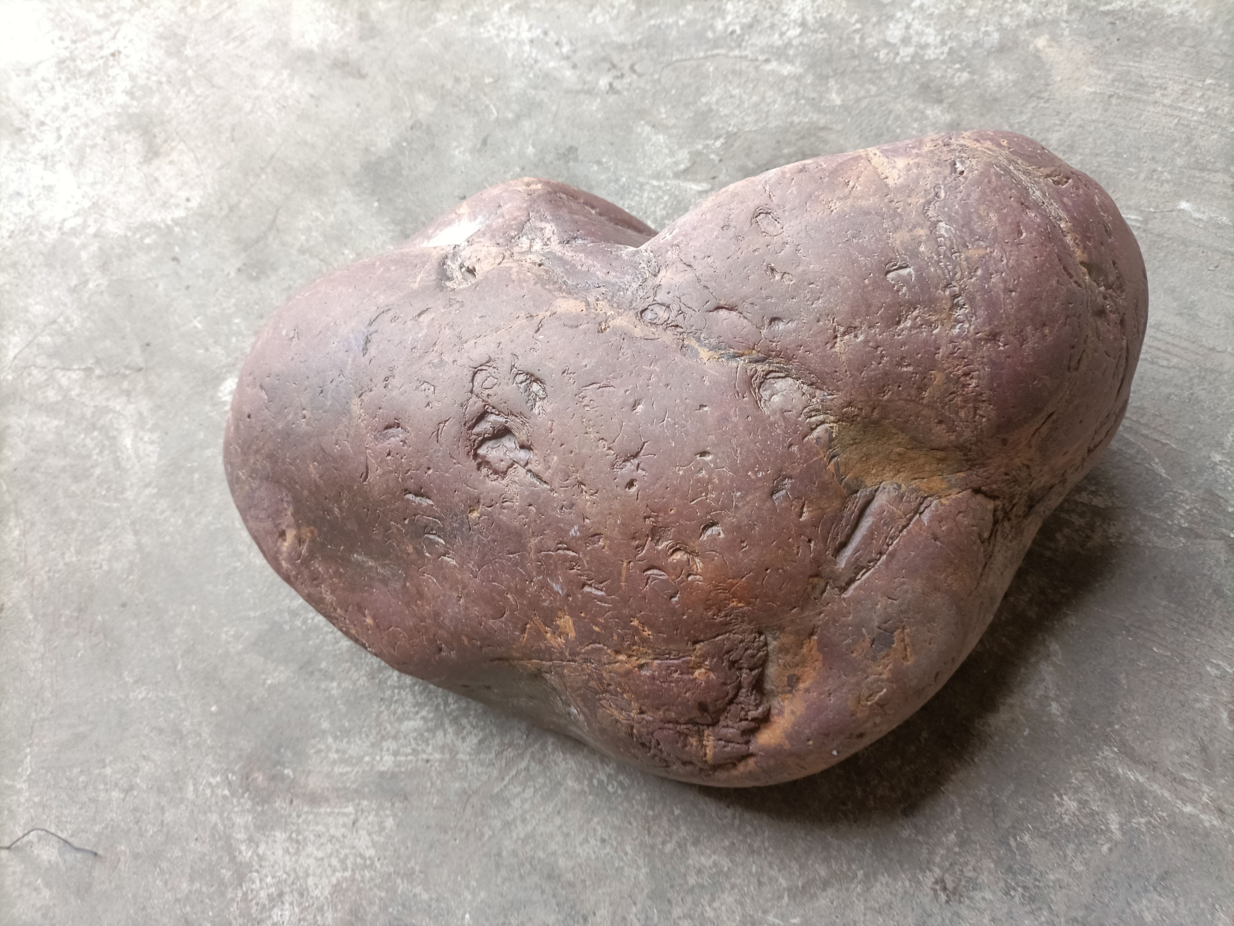 今天搬回来的红色石头,不知道能和陨石沾上边不,有磁,有槽,线条不知道