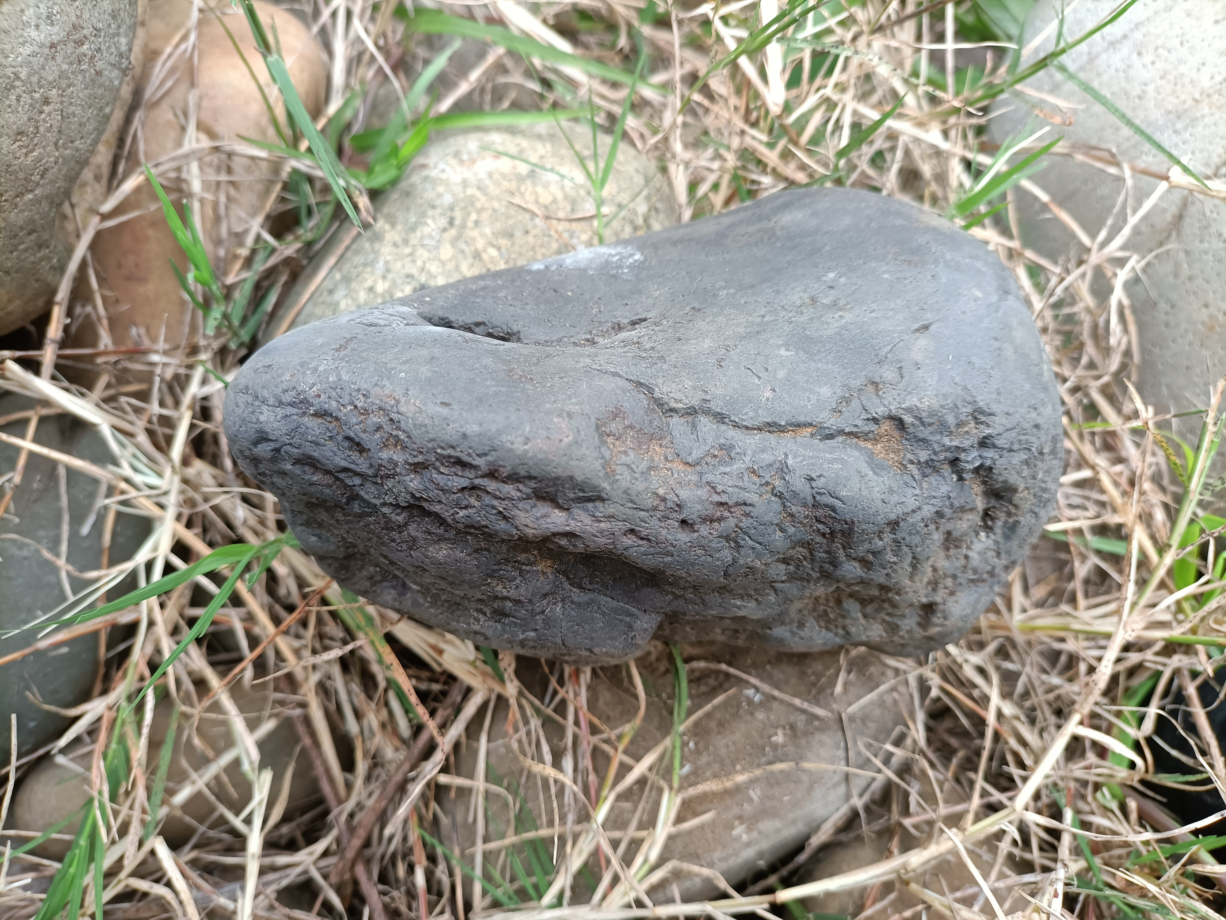 一块丑石,有壳,有融坑的石头