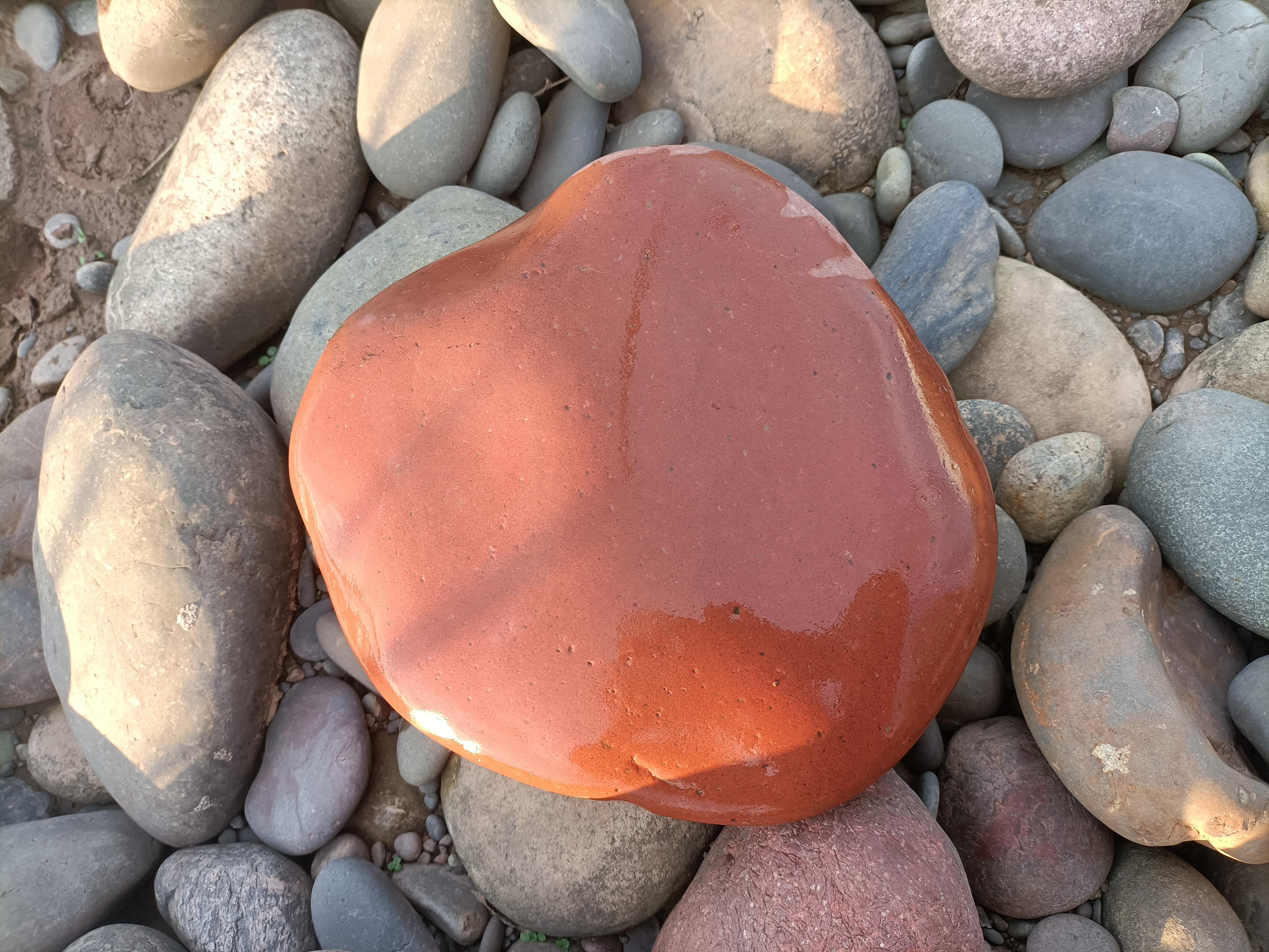 一块完整的红色石头