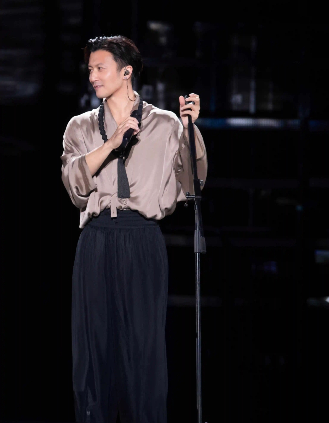 谢霆锋时隔20年重启演唱会,含泪唱响与王菲的定情曲《玉蝴蝶》