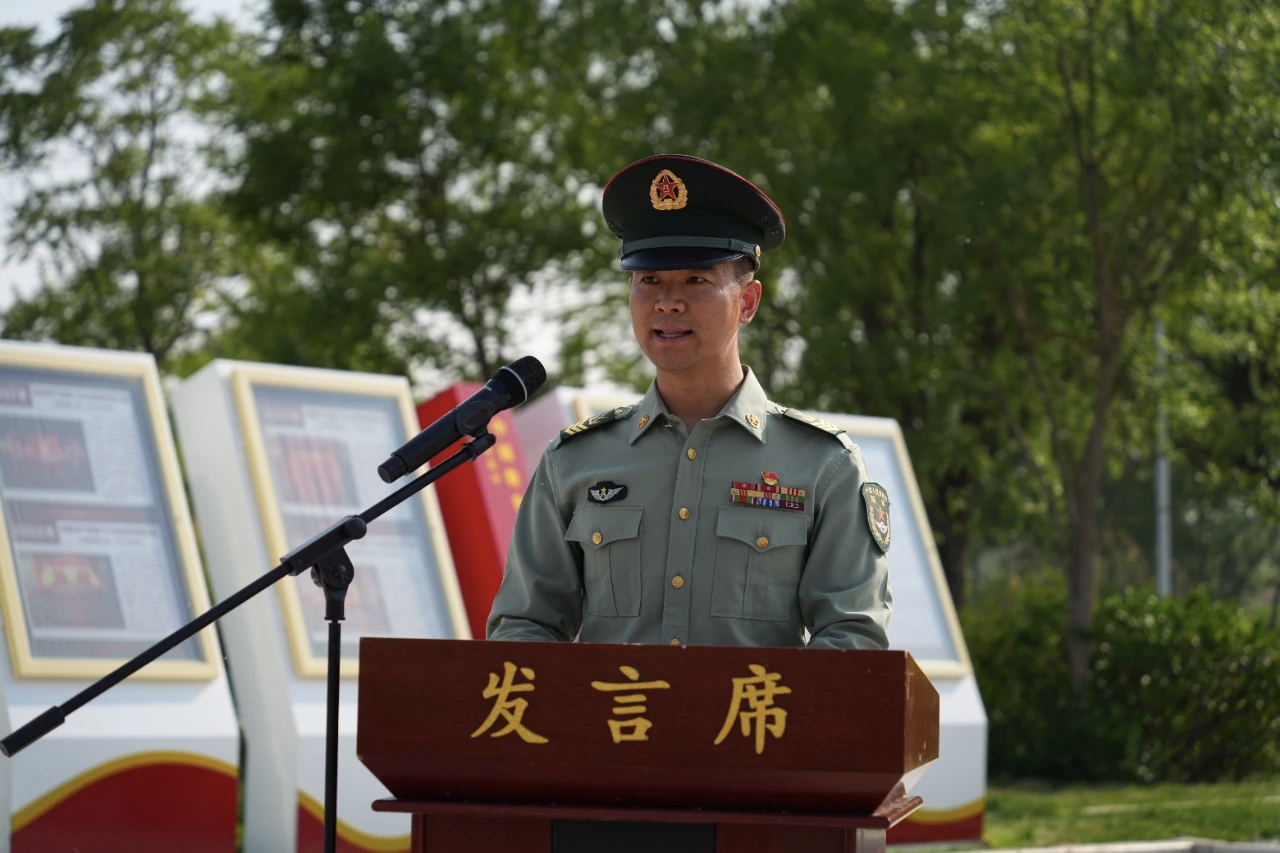 他头戴军帽,帽徽熠熠生辉,身上的军装笔挺,勋章整齐