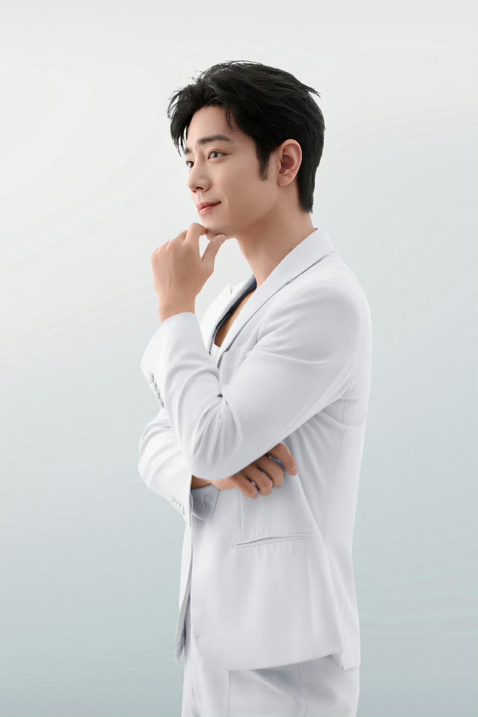 跟随#肖战nars全球品牌代言人#@x玖少年团肖战daytoy 探索干皮定妆