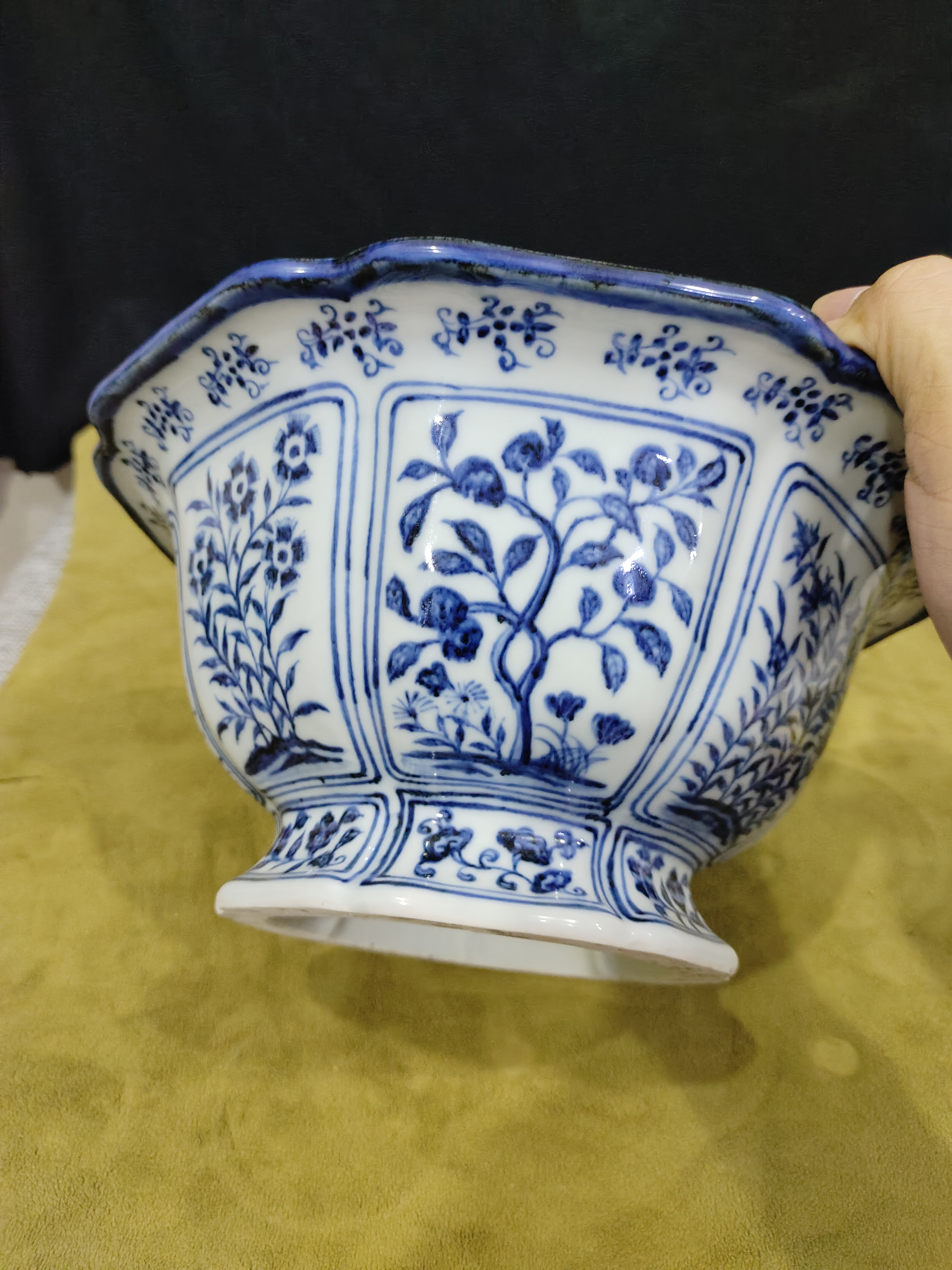 海捞瓷回流瓷,,明代青花瓷的胎体洁白细腻,瓷化程度较高,釉质薄而透明