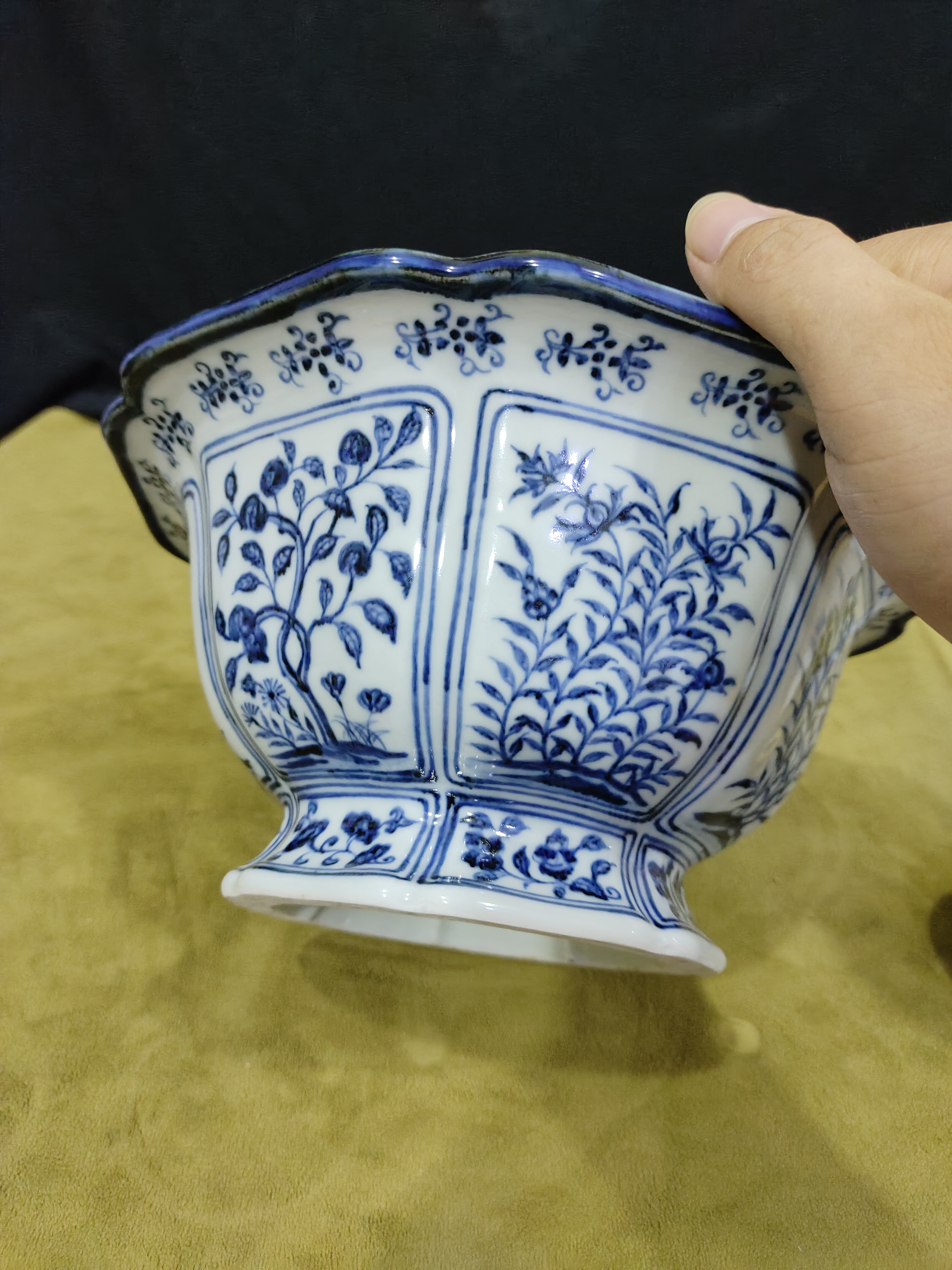 海捞瓷回流瓷,,明代青花瓷的胎体洁白细腻,瓷化程度较高,釉质薄而透明