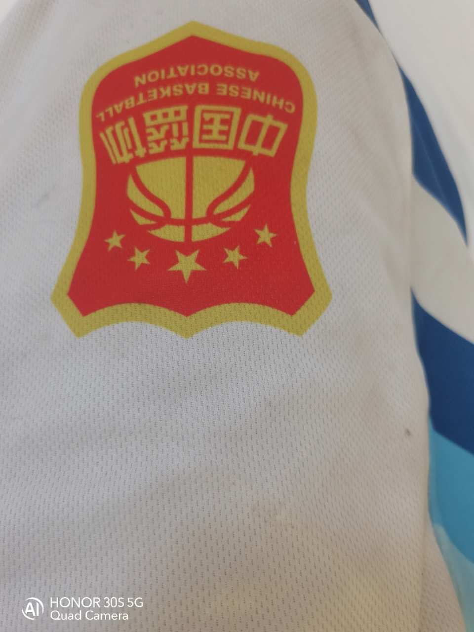 看到那些充满活力的篮球运动员,我的心情也变得格外愉悦.