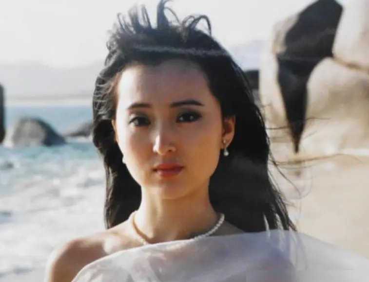 2007年,陈晓旭患上乳腺癌病重,弥留之际,她给好友周岭打去电话,她想要
