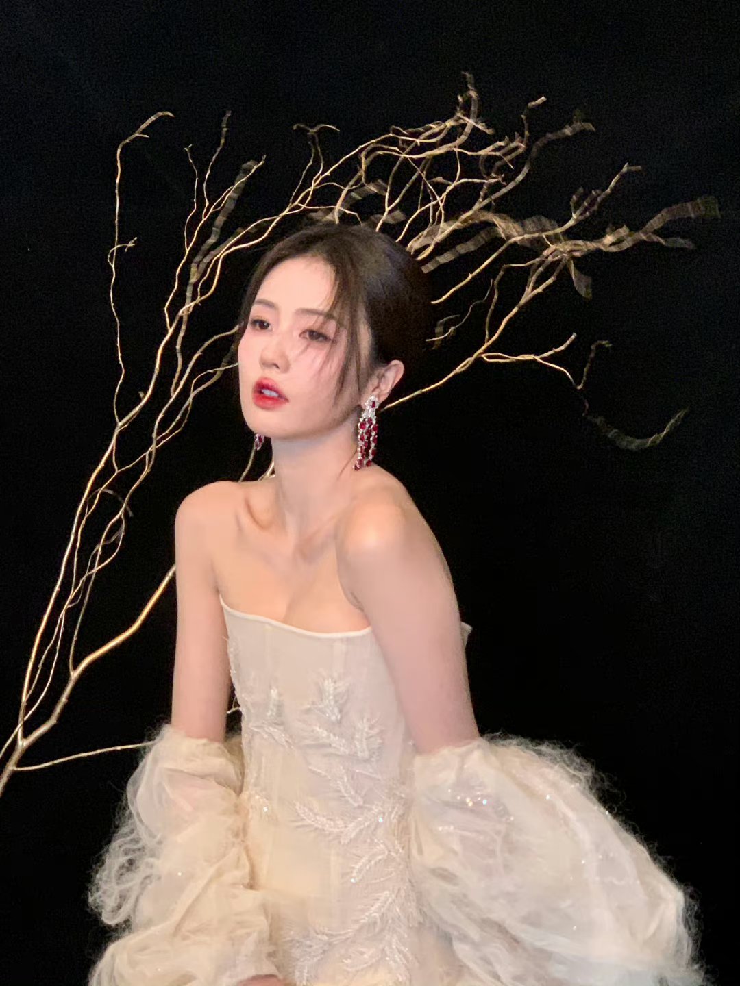 白鹿优雅坐姿,珍珠白礼服衬出女神气质,颈间珠宝闪耀,仿佛落入凡间的